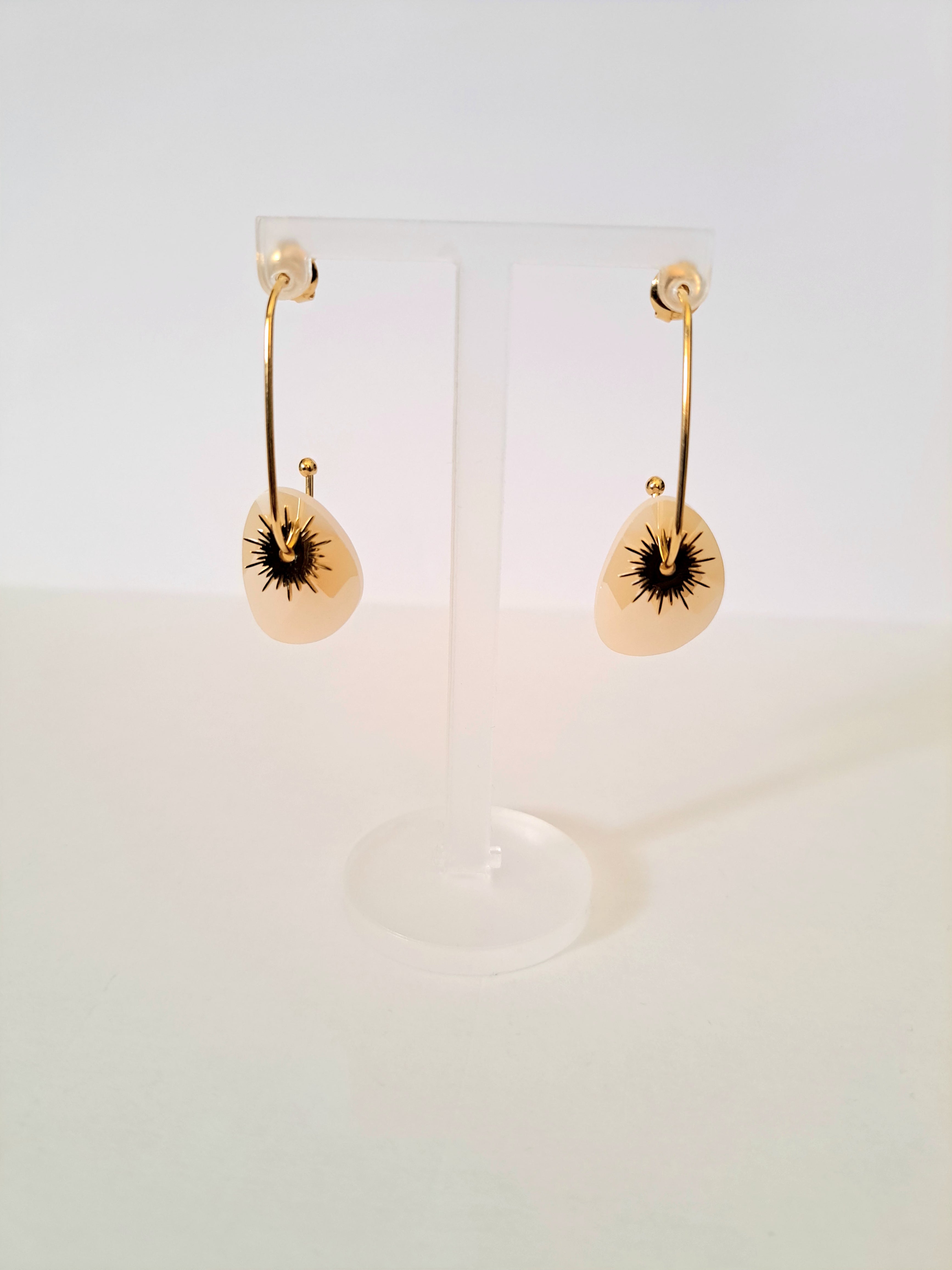 Boucles d’oreilles dorées – Nacrés & motifs étoiles dorées