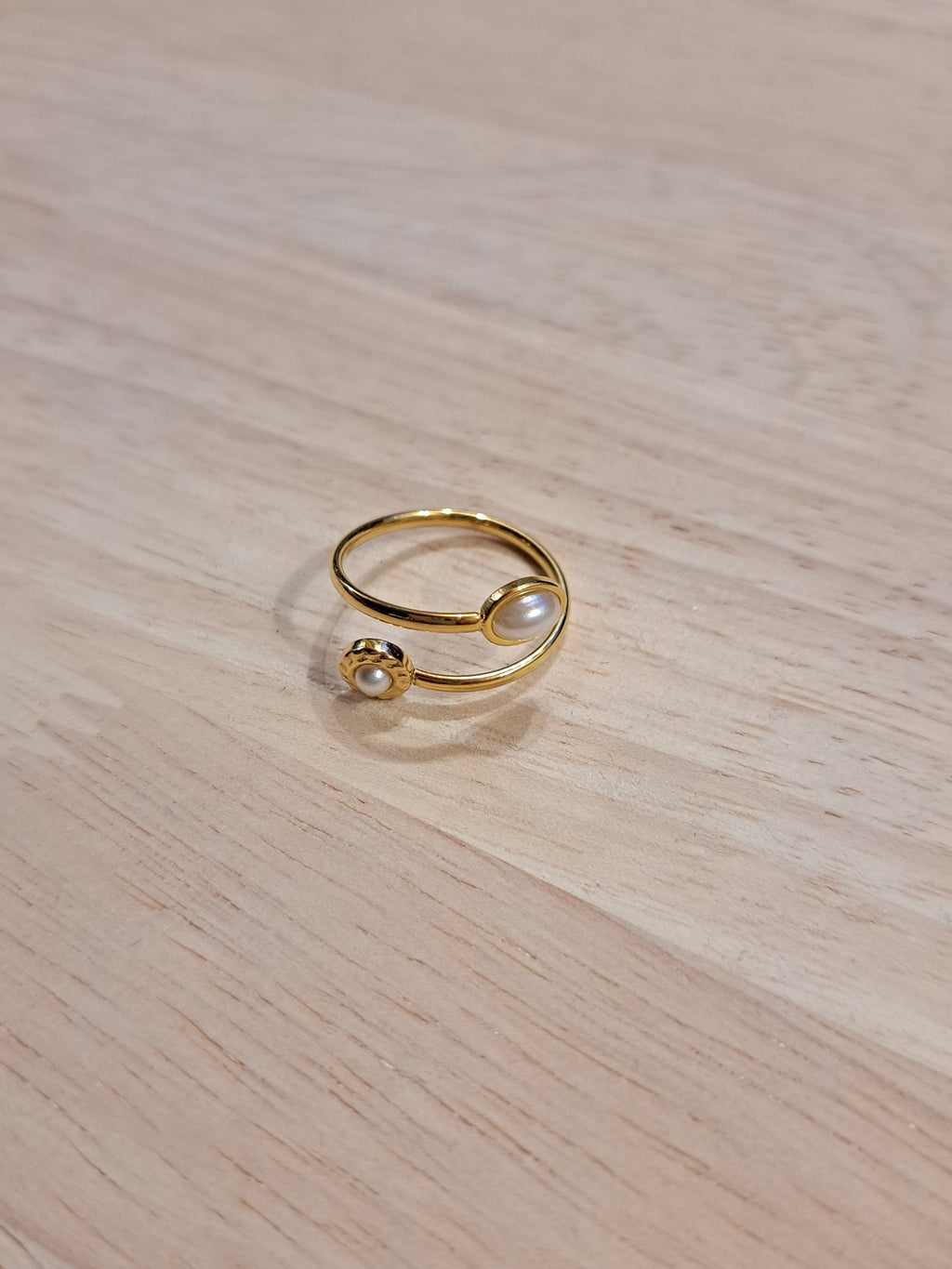 Bague dorée ouverte à perles