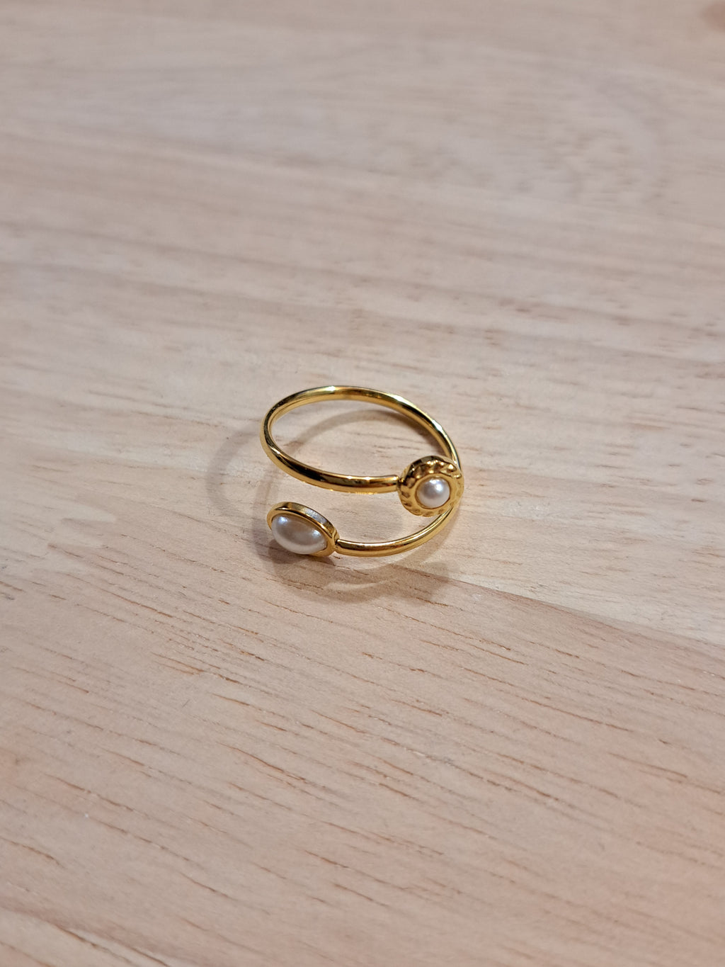 Bague dorée ouverte à perles