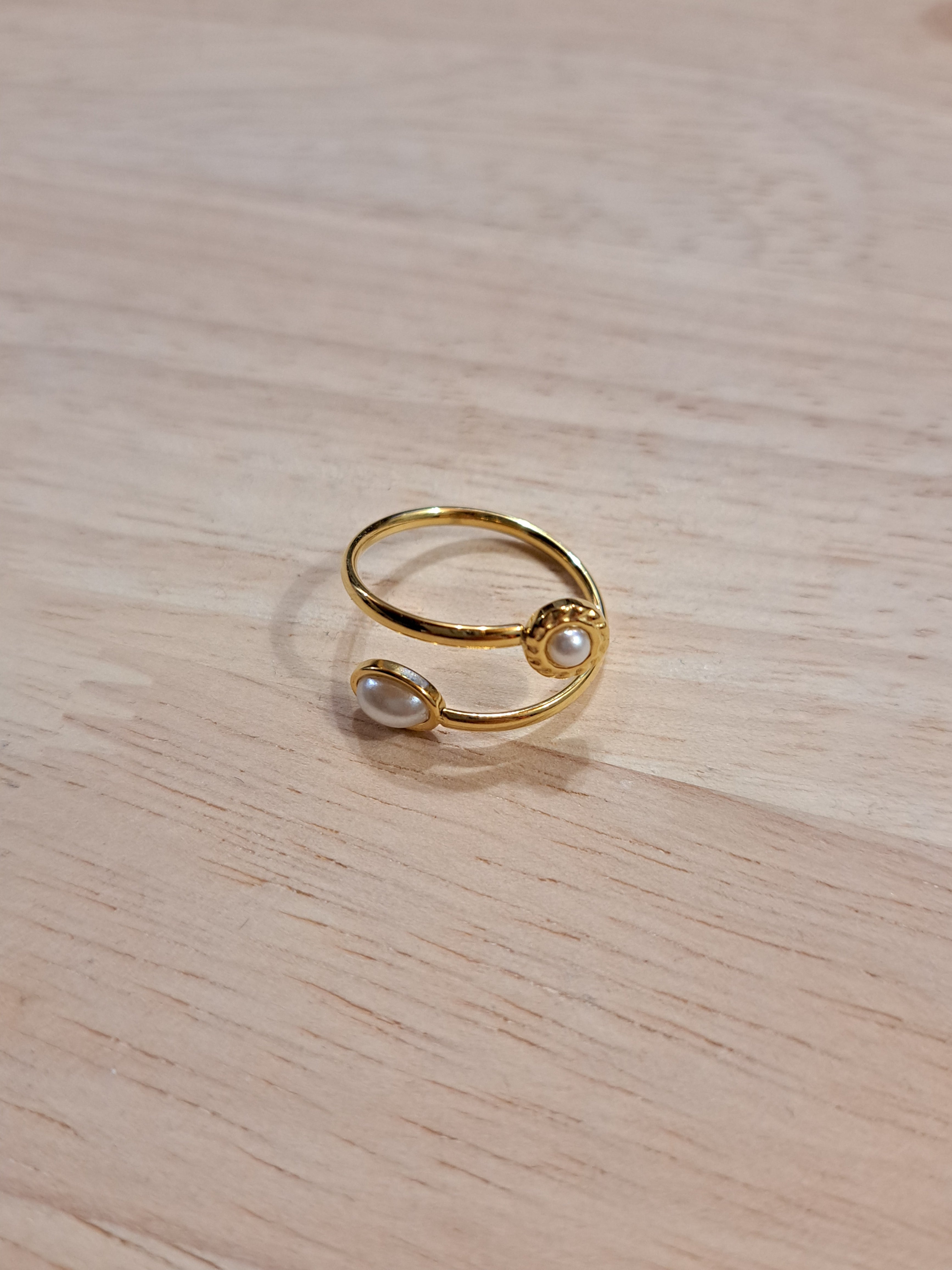 Bague dorée ouverte à perles