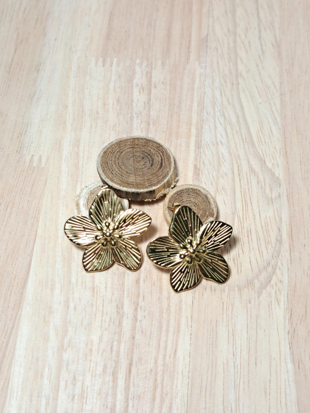 Boucles d’oreilles fleur dorée