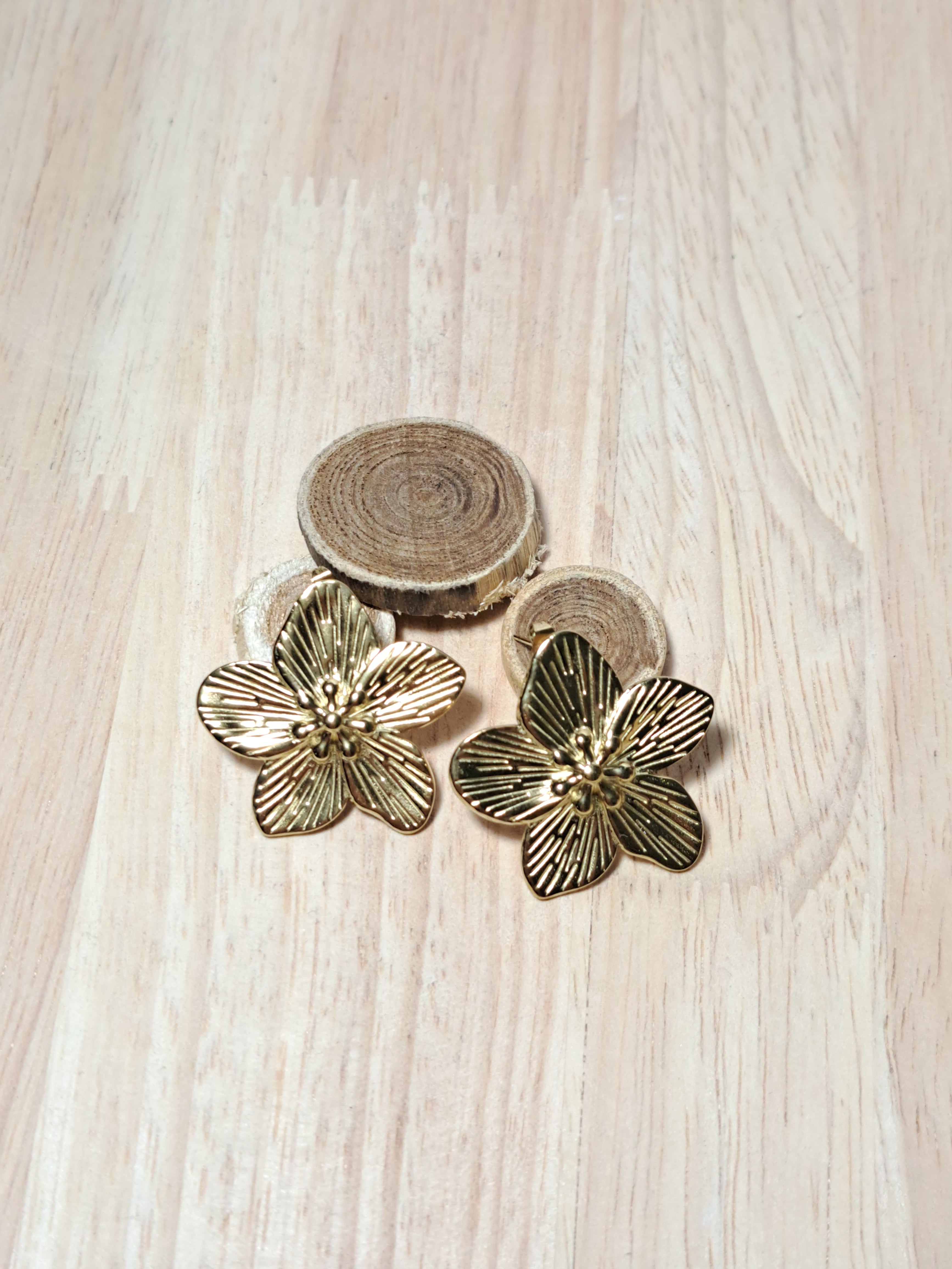 Boucles d’oreilles fleur dorée
