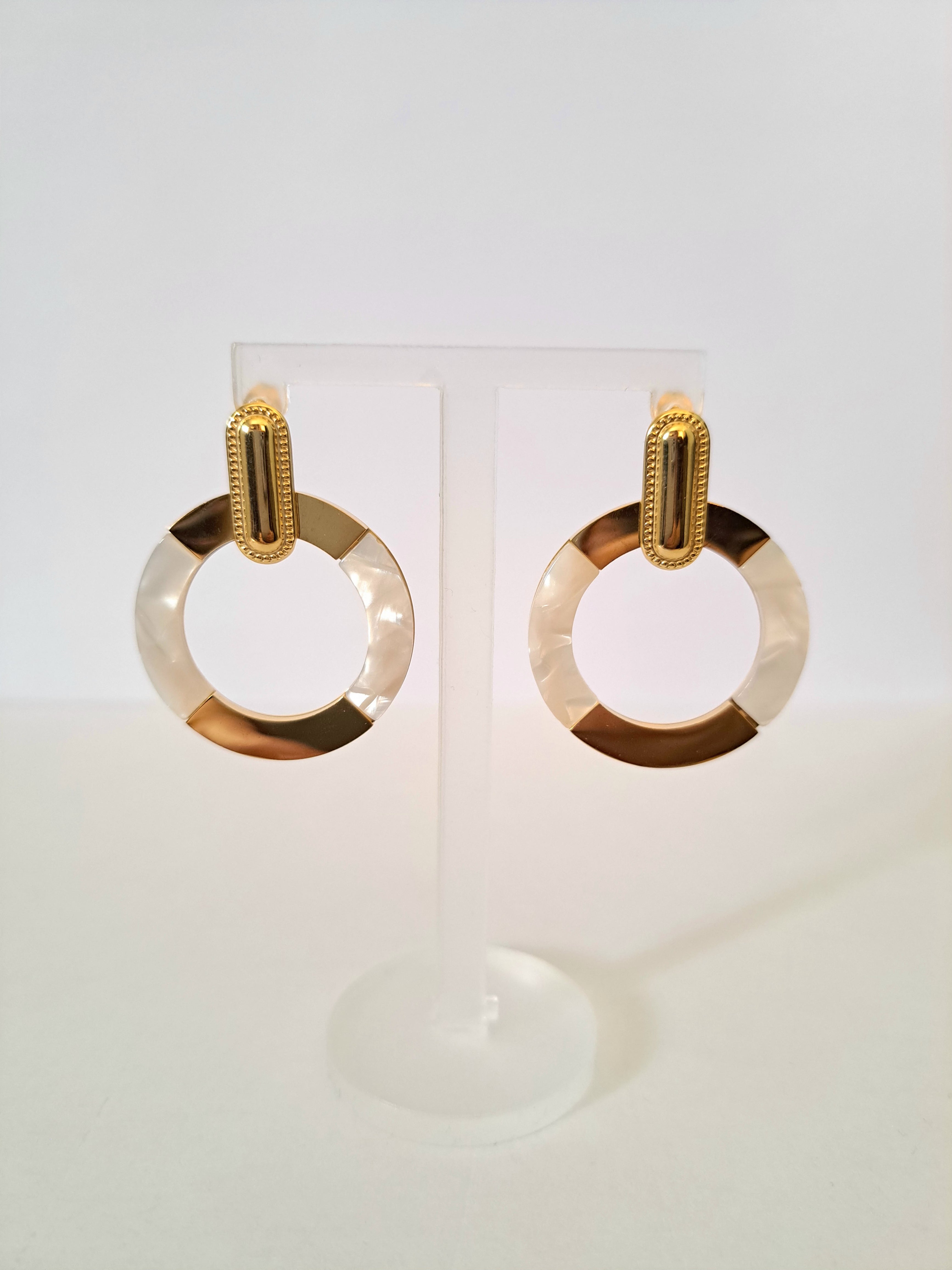 Boucles d’oreilles dorées – Anneaux nacrés