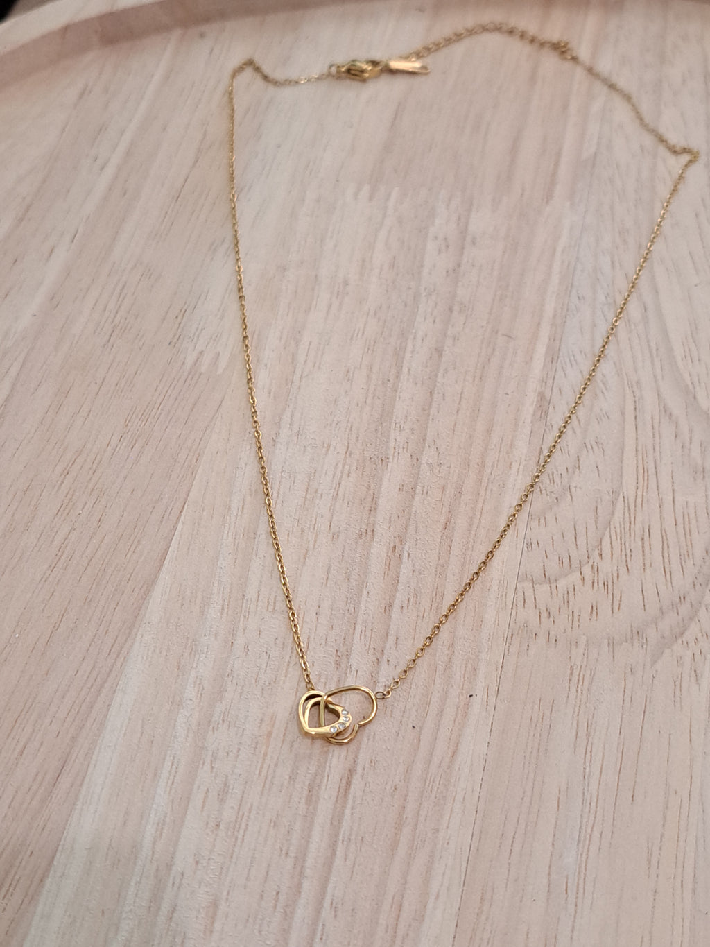 Collier doré double cœurs entrelacés