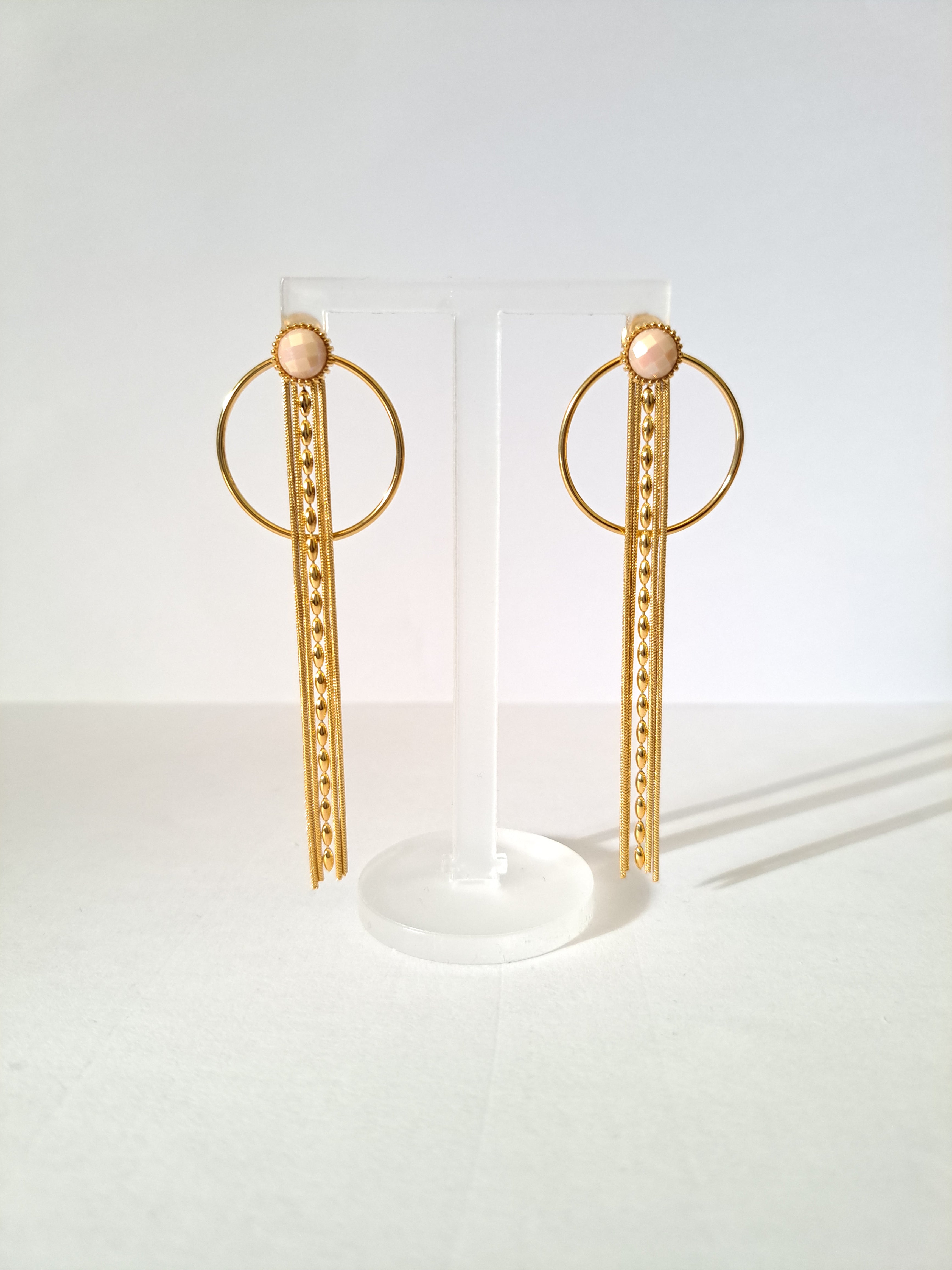 Boucles d’oreilles dorées – Cercle & chaînes pendantes