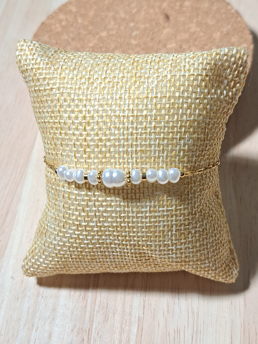 Bracelet doré – Perles blanches & maillons fins