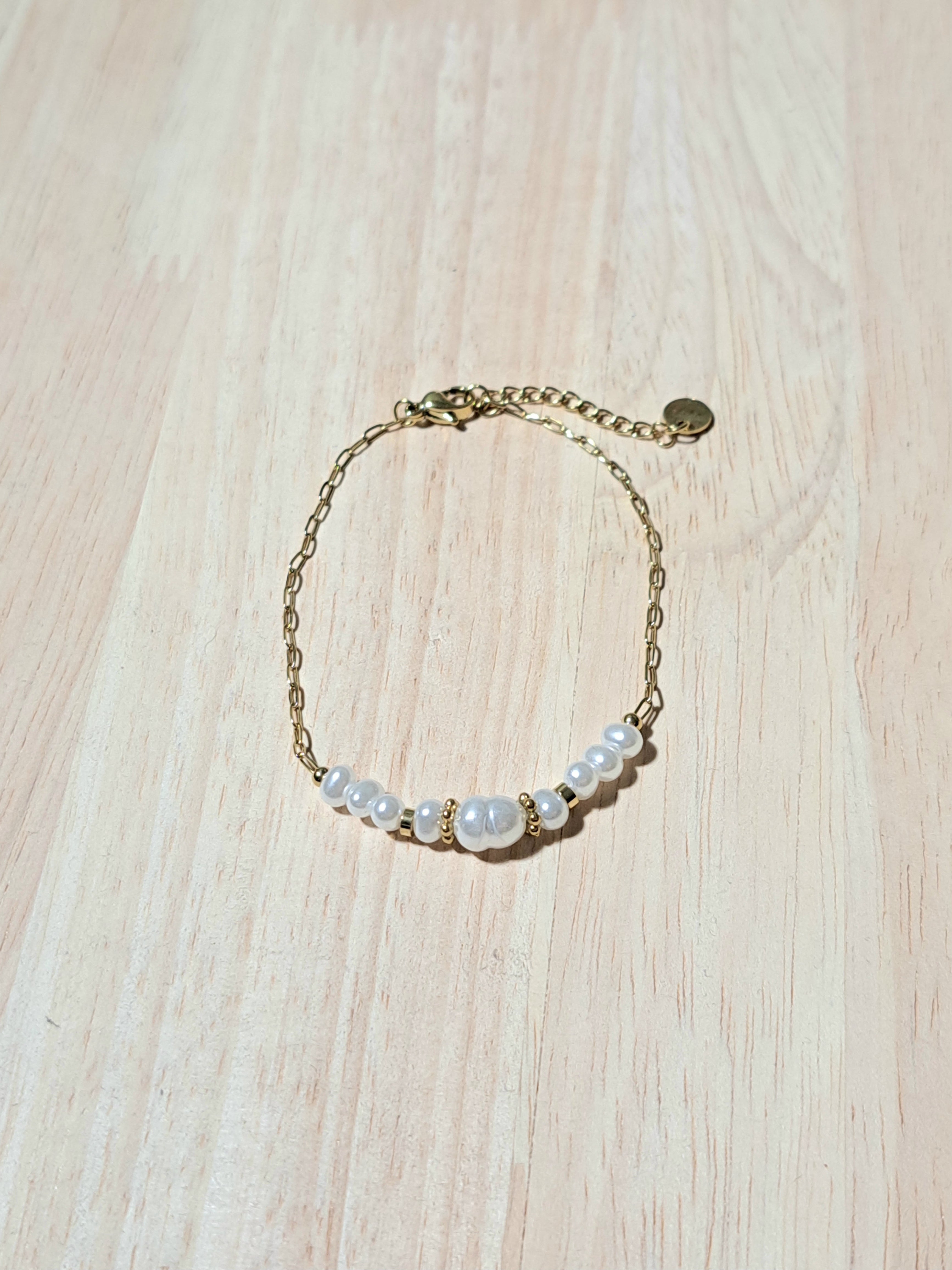 Bracelet doré – Perles blanches & maillons fins