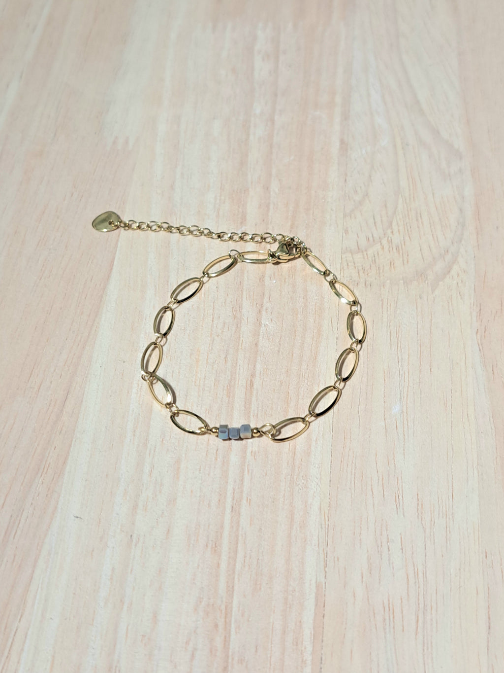 Bracelet Chaîne Dorée & perles grises