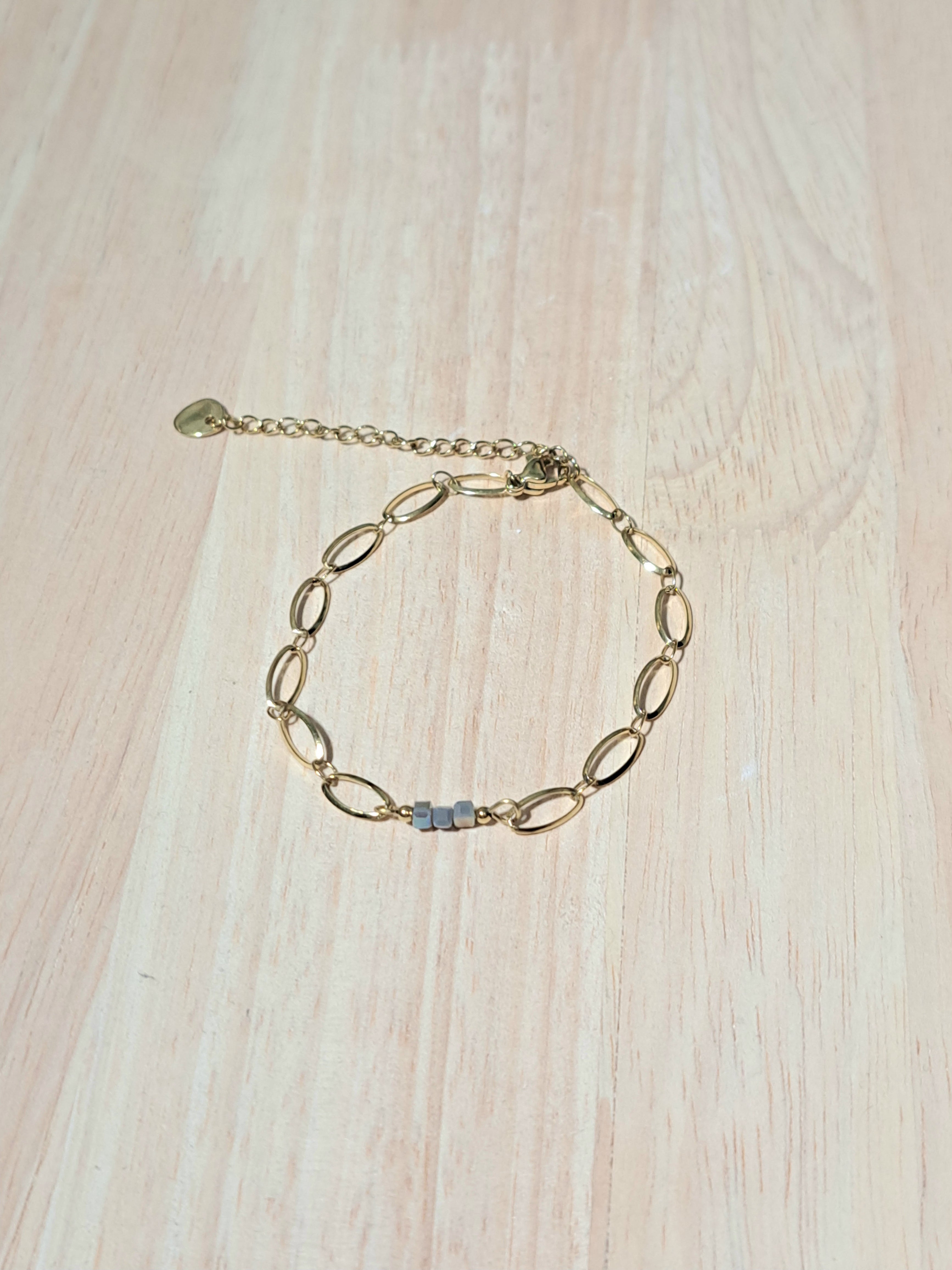 Bracelet Chaîne Dorée & perles grises