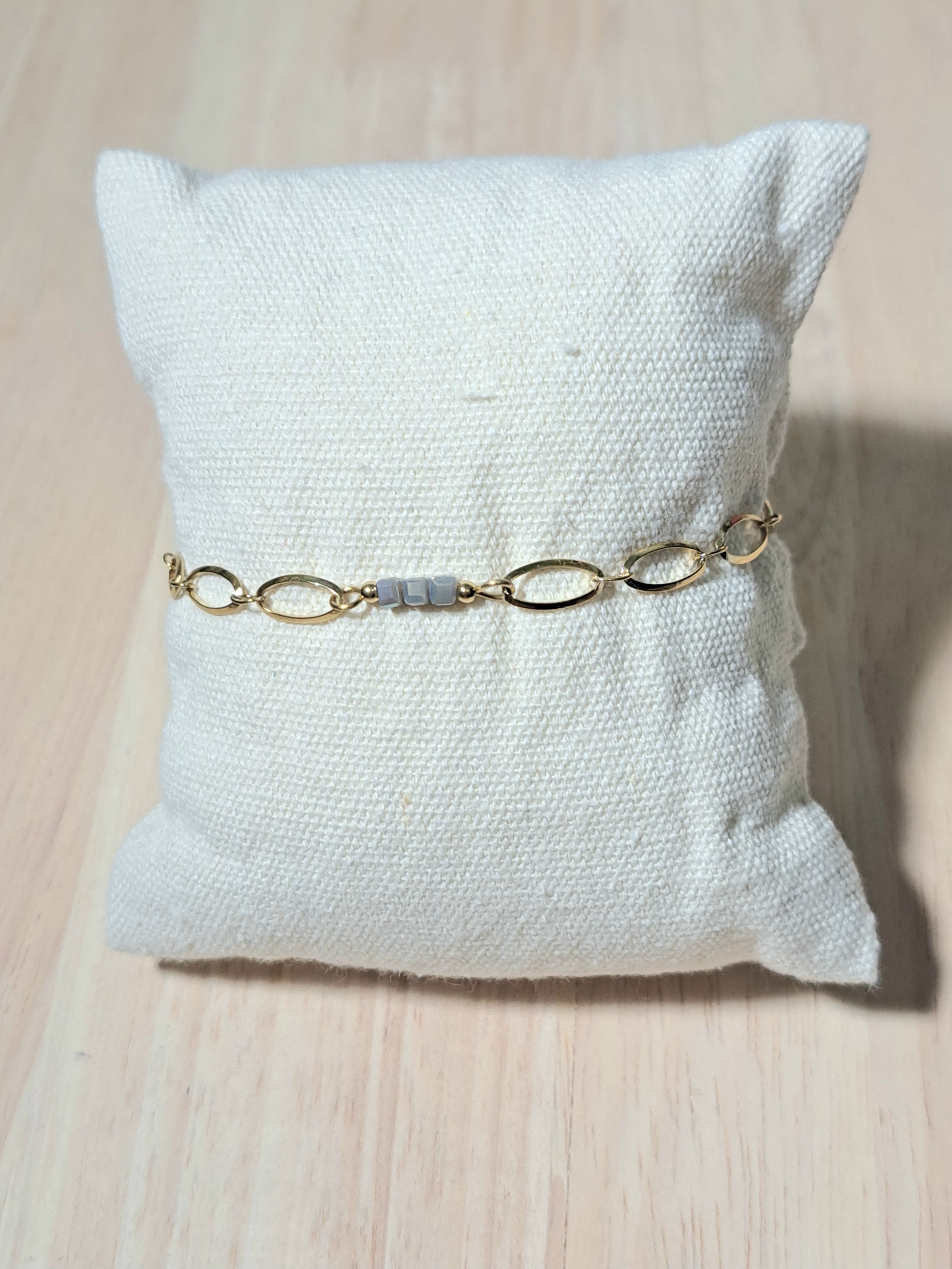 Bracelet Chaîne Dorée & perles grises