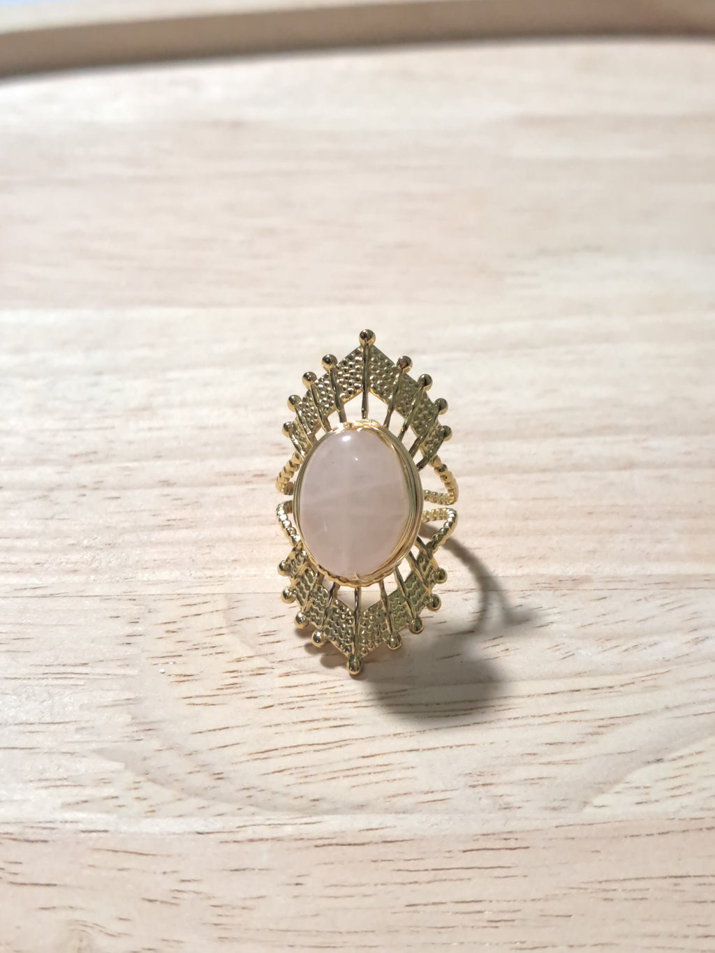 Bague dorée ovale pierre rose