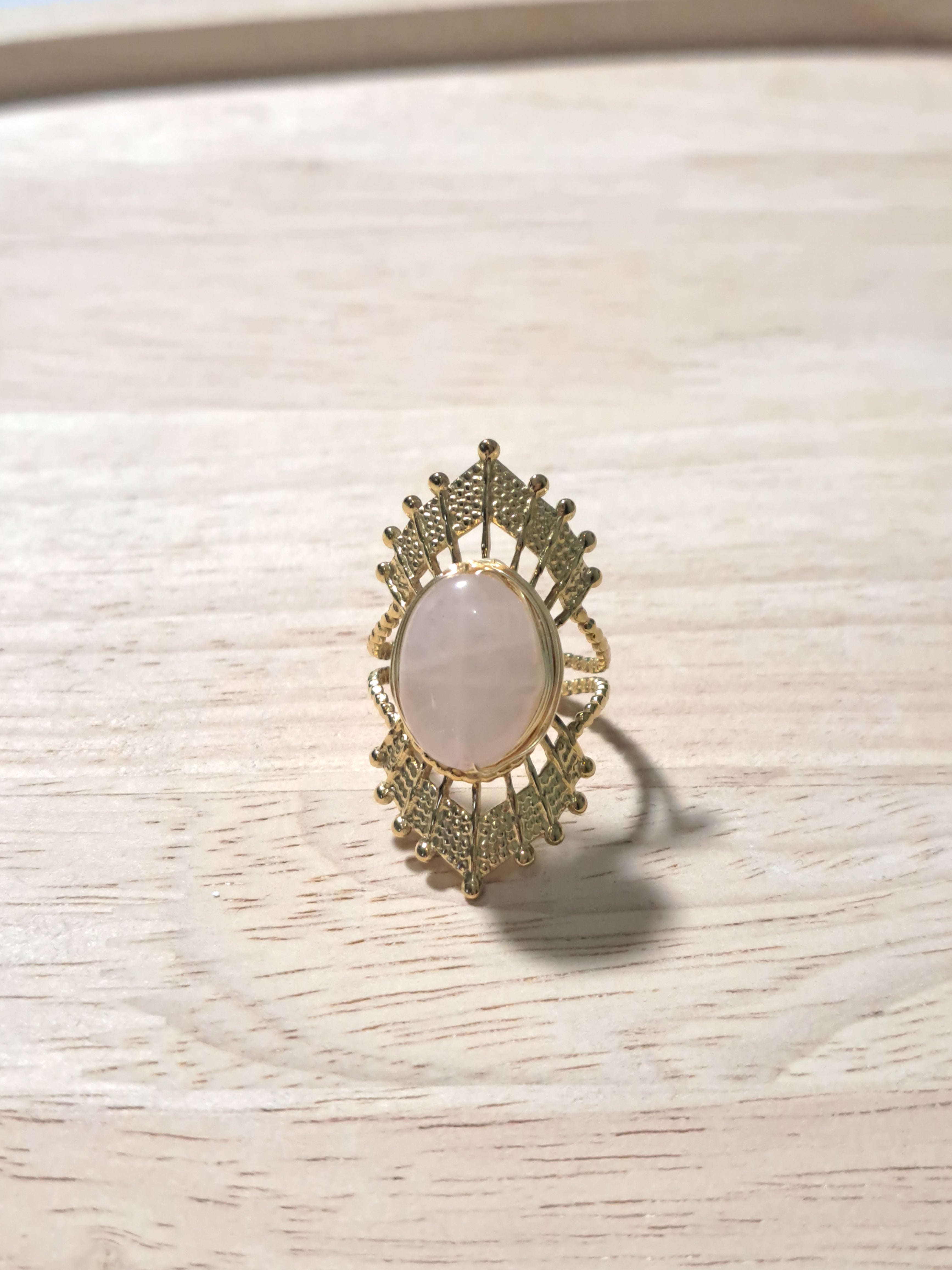 Bague dorée ovale pierre rose