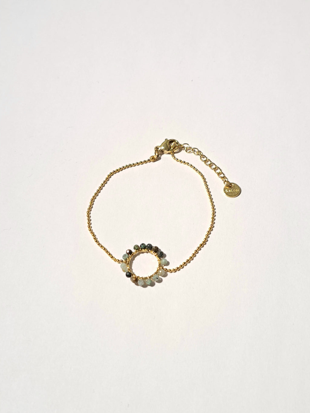 Bracelet doré – Cercle perlé vert émeraude