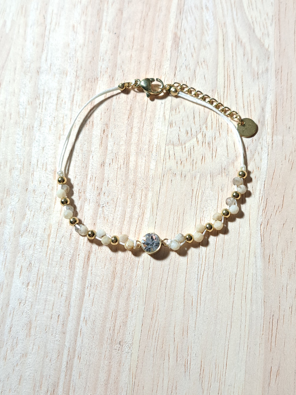Bracelet doré – Perles ivoire & cristal lumineux