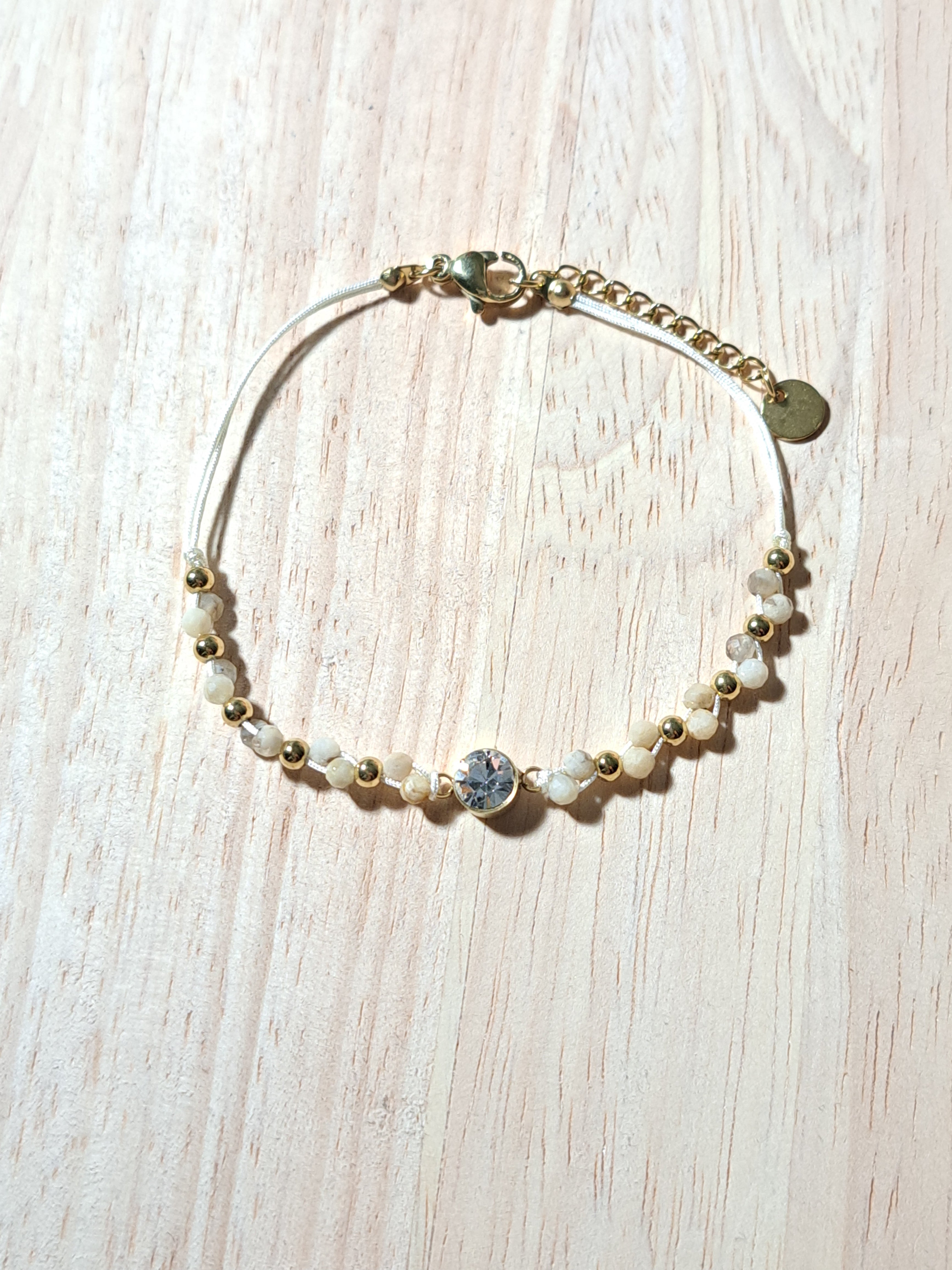 Bracelet doré – Perles ivoire & cristal lumineux