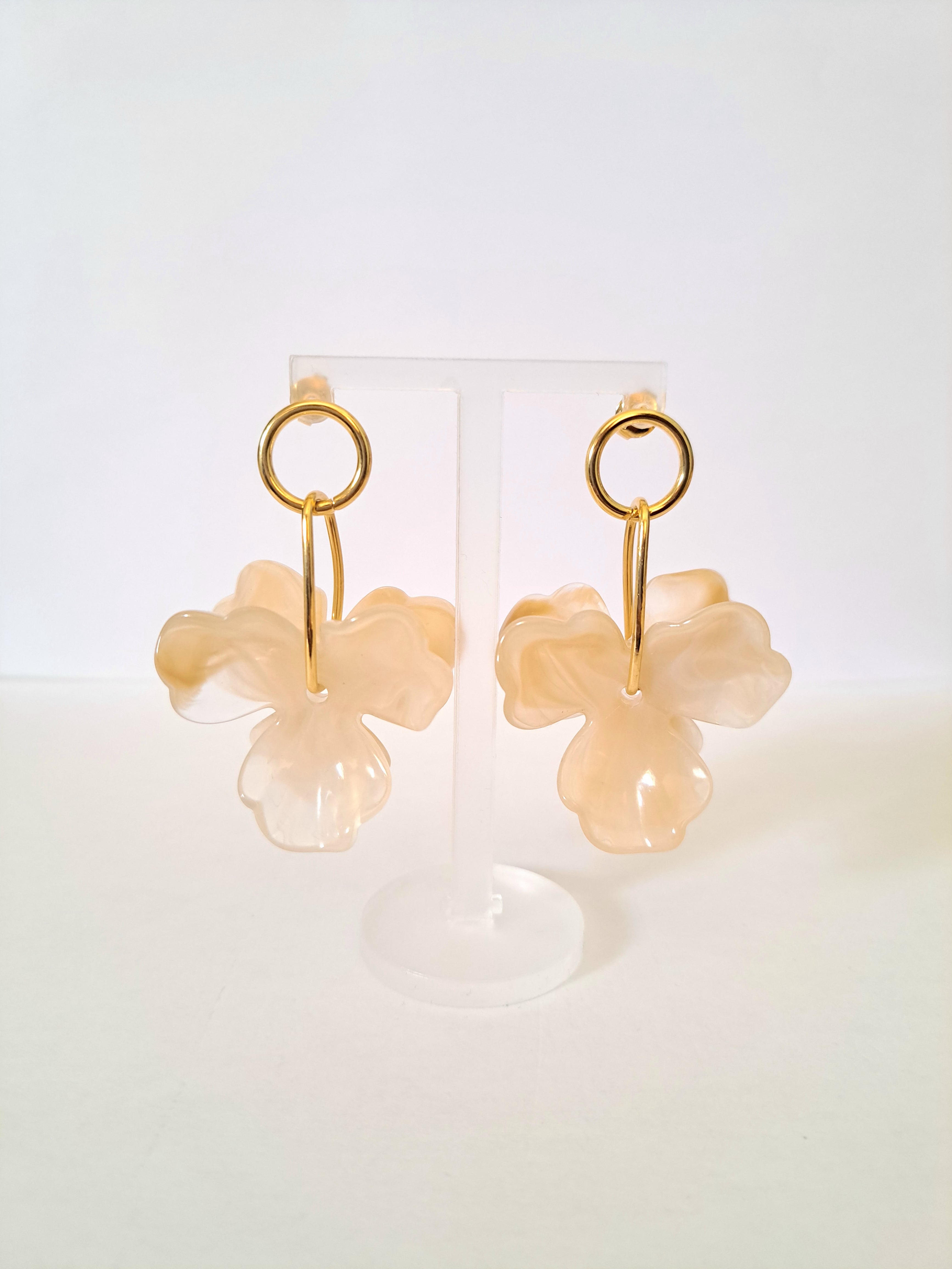 Boucles d’oreilles dorées – Fleurs nacrées