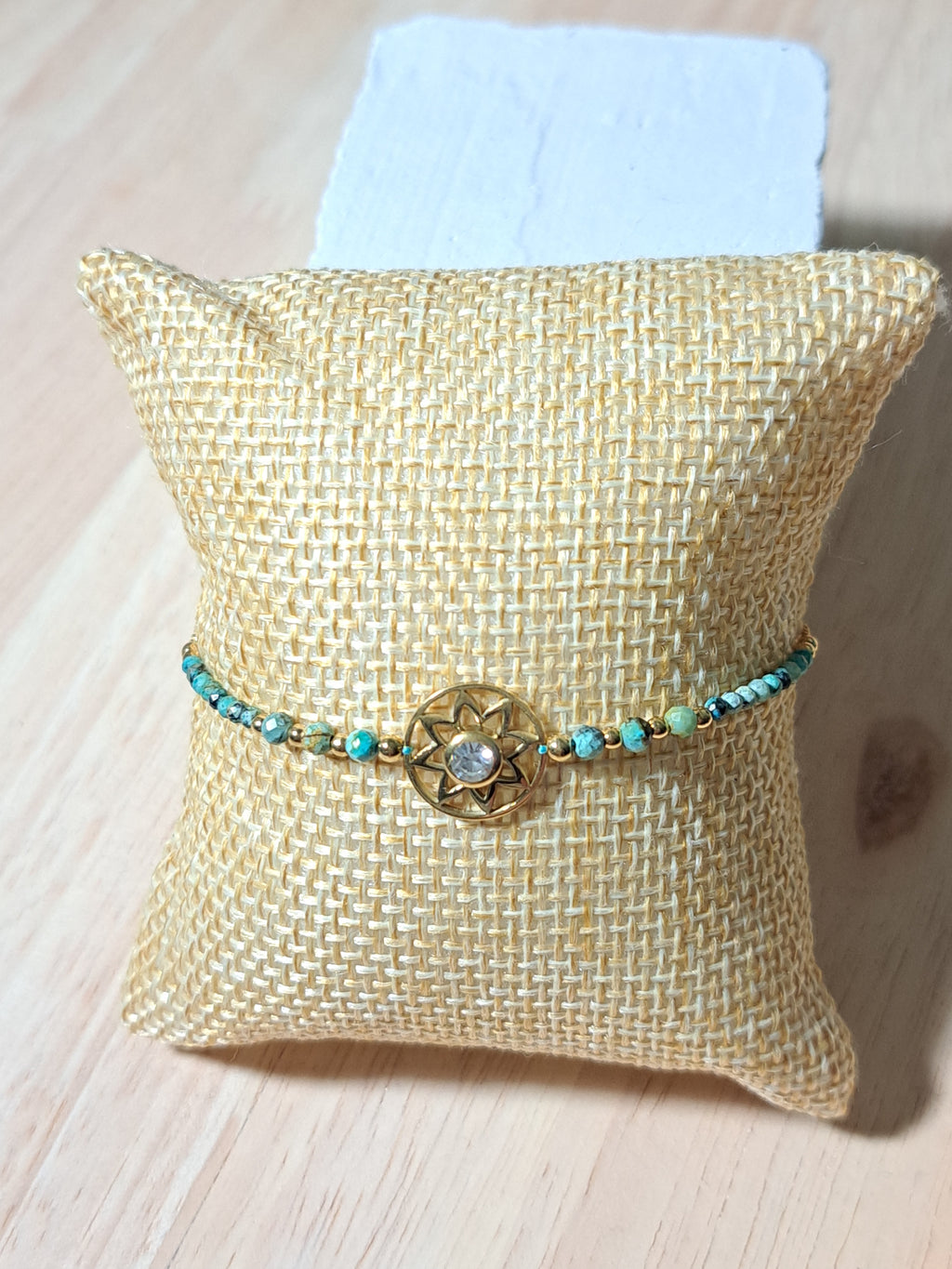 Bracelet doré – Boussole étoilée & perles vert émeraude