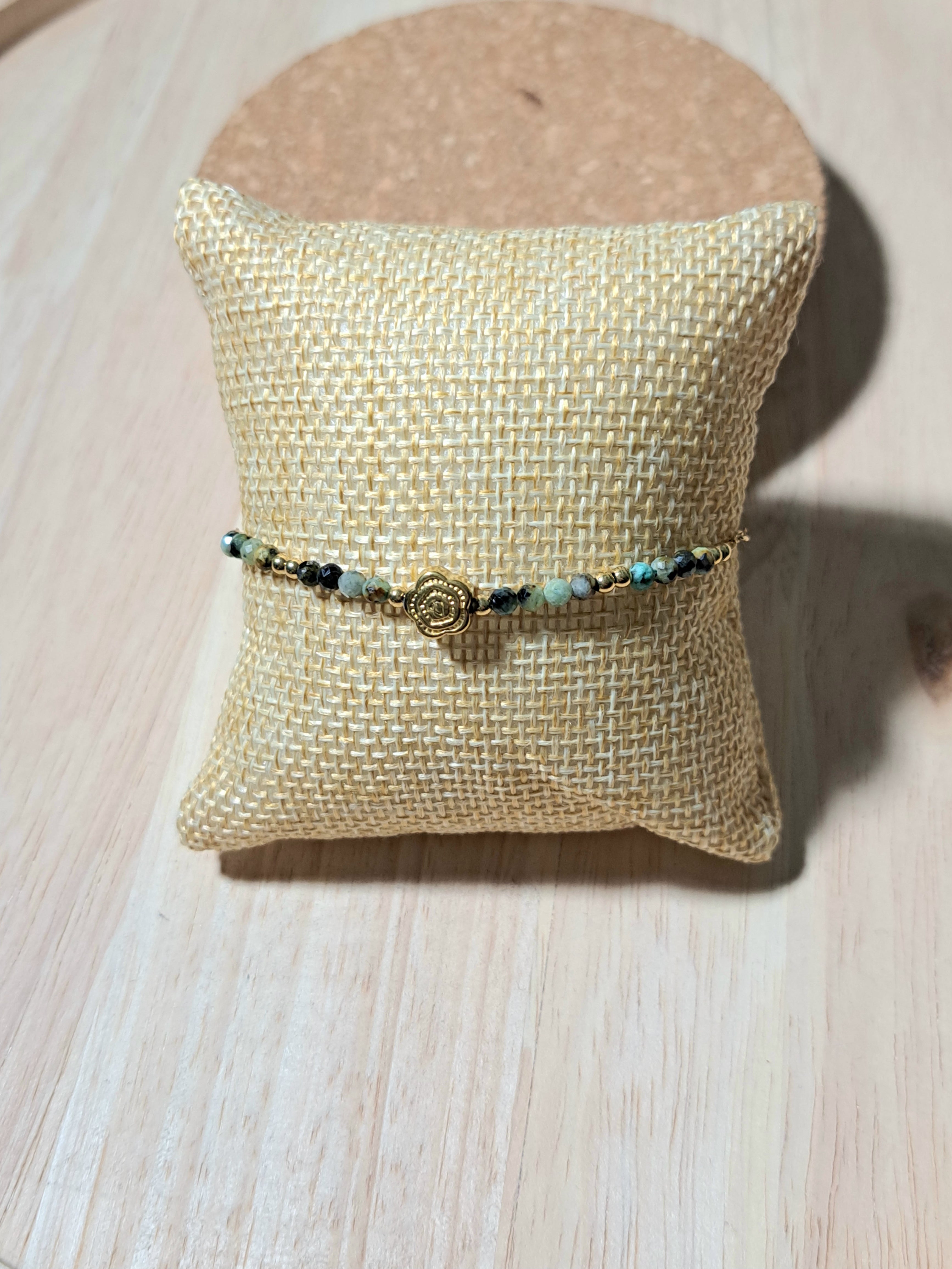 Bracelet doré – Perles vert émeraude & fleur dorée