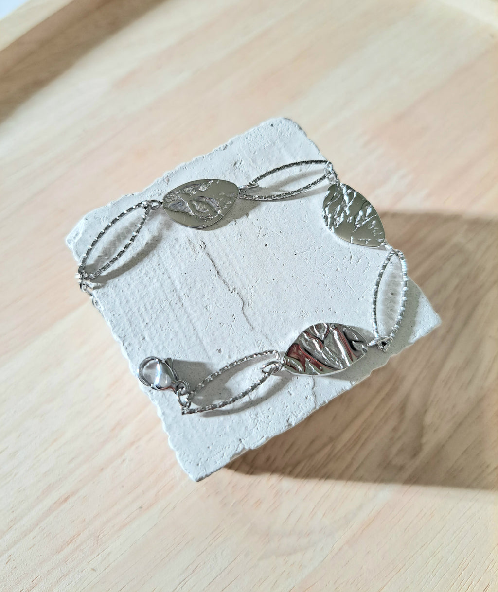 Bracelet argenté orné de maillons martelés & ajourés