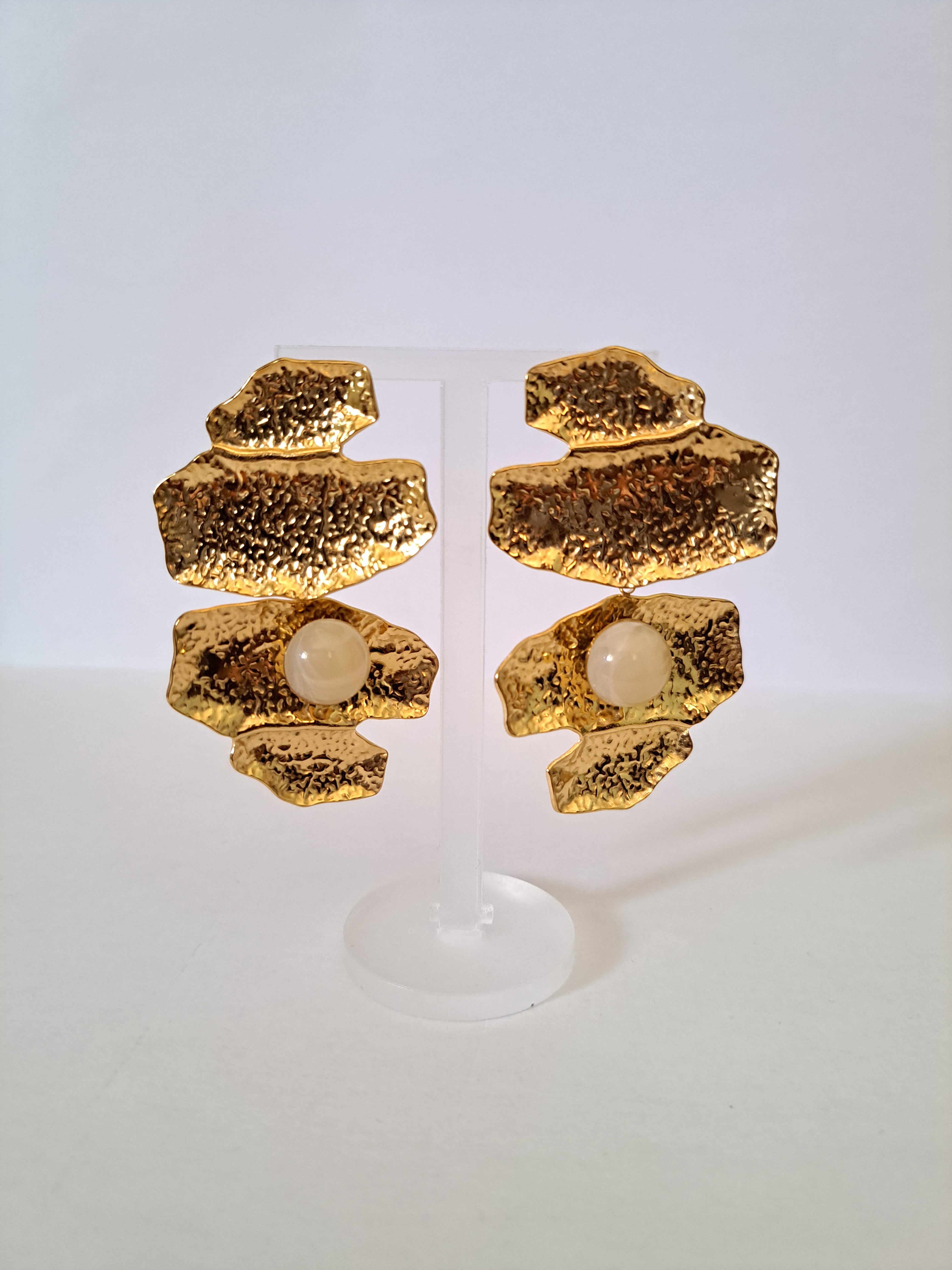 Boucles d’oreilles dorées – Effet martelé & pierre nacrée