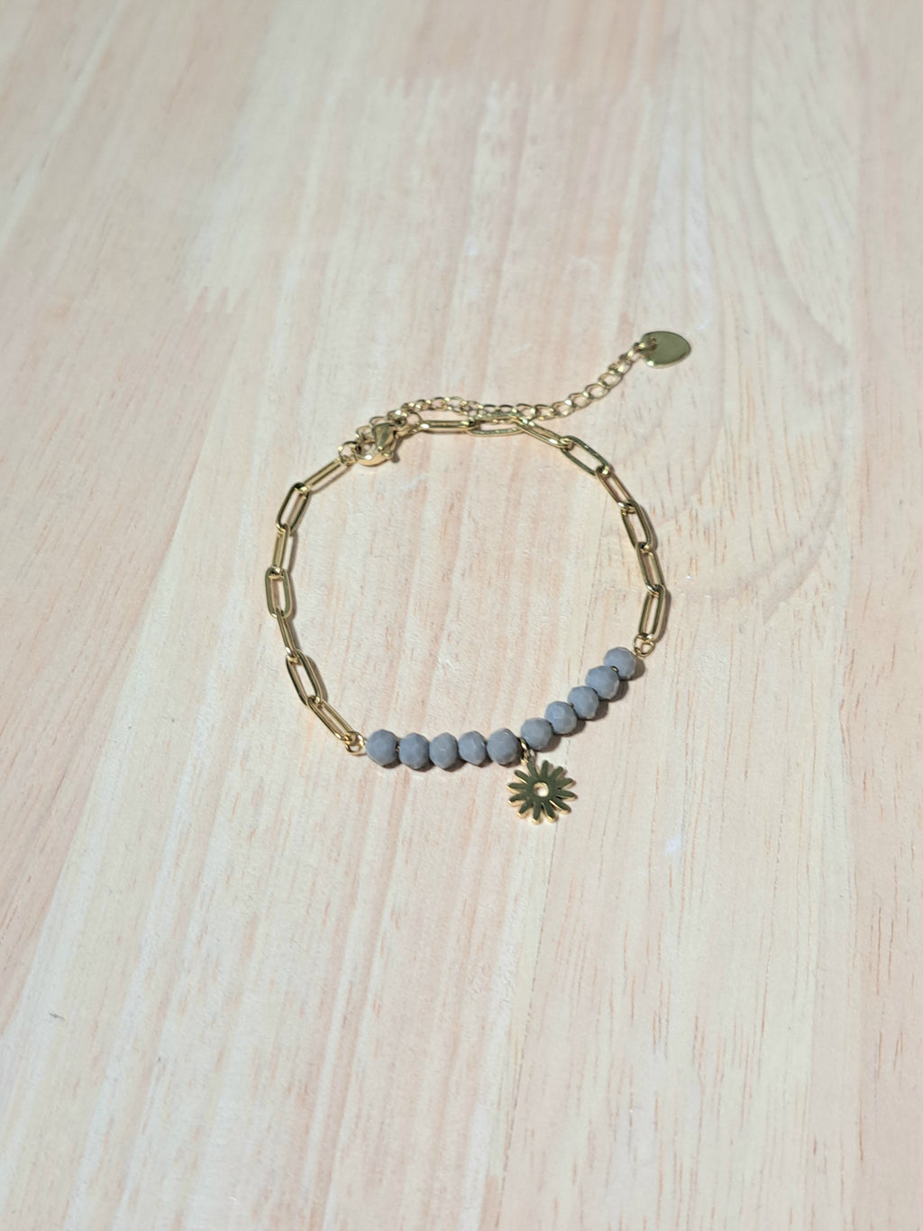 Bracelet doré, perles grises & Soleil Doré