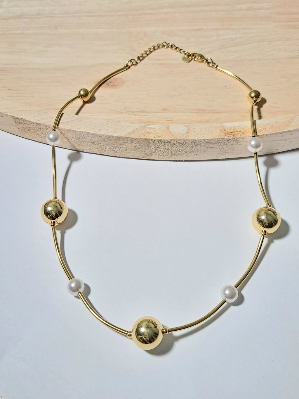 Collier Perles & Sphères Dorées