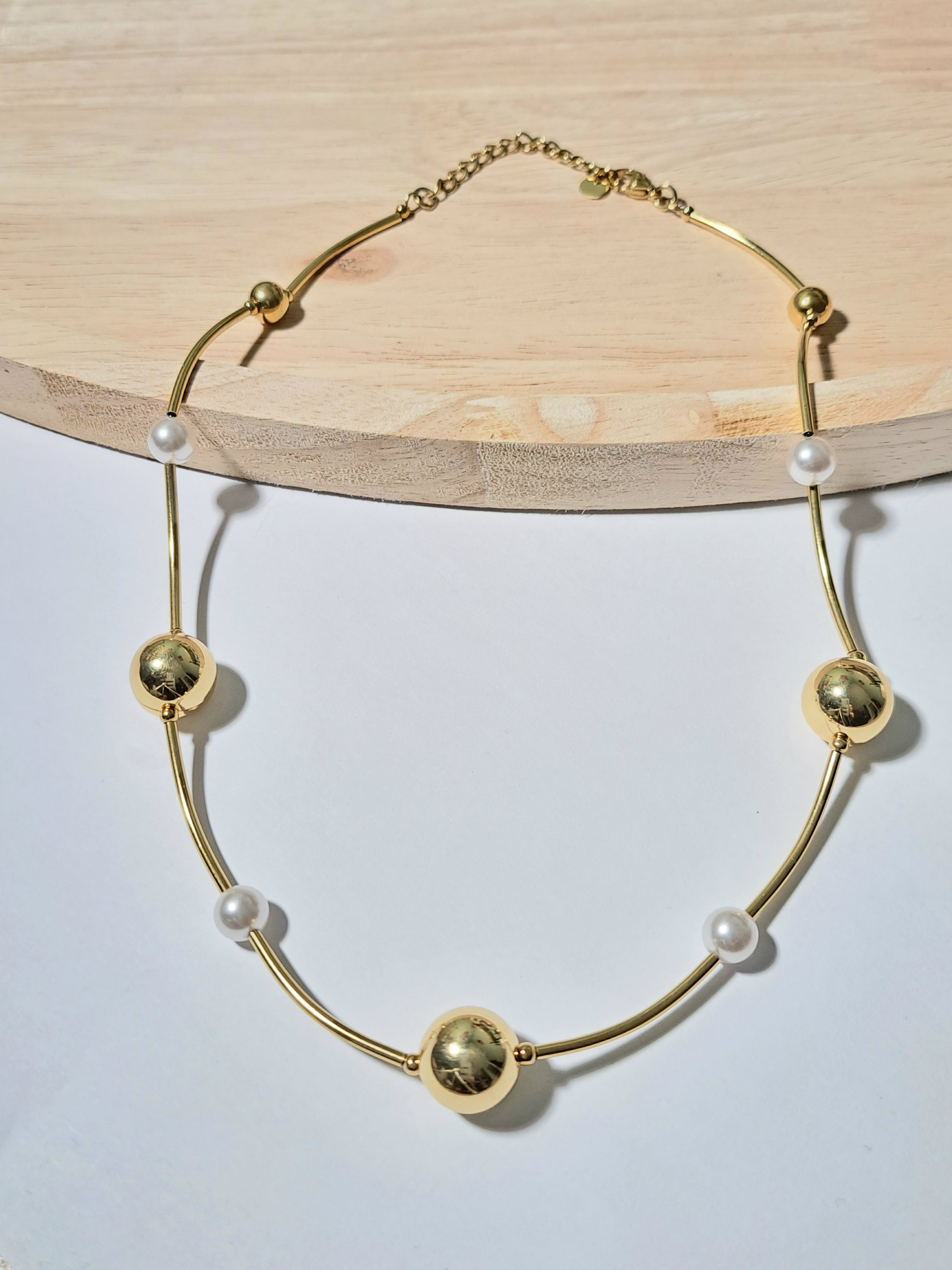 Collier Perles & Sphères Dorées