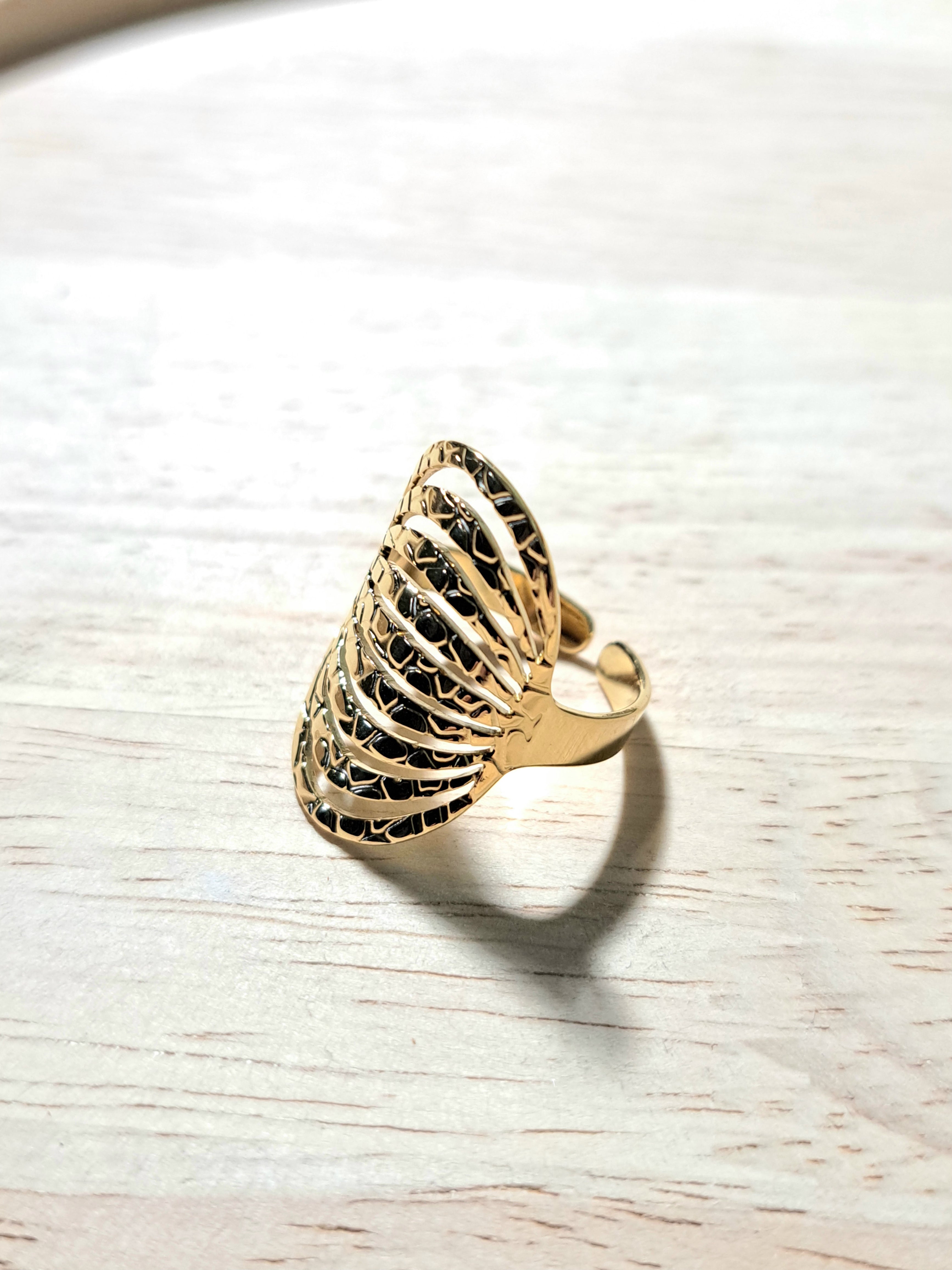 Bague dorée ajourée ovale