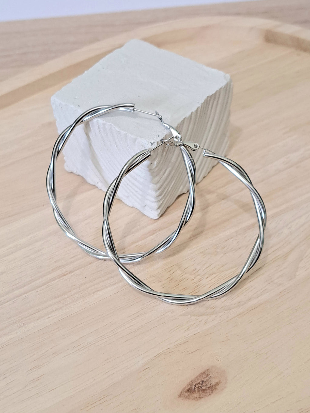 Créoles argentées effet torsadé lisse