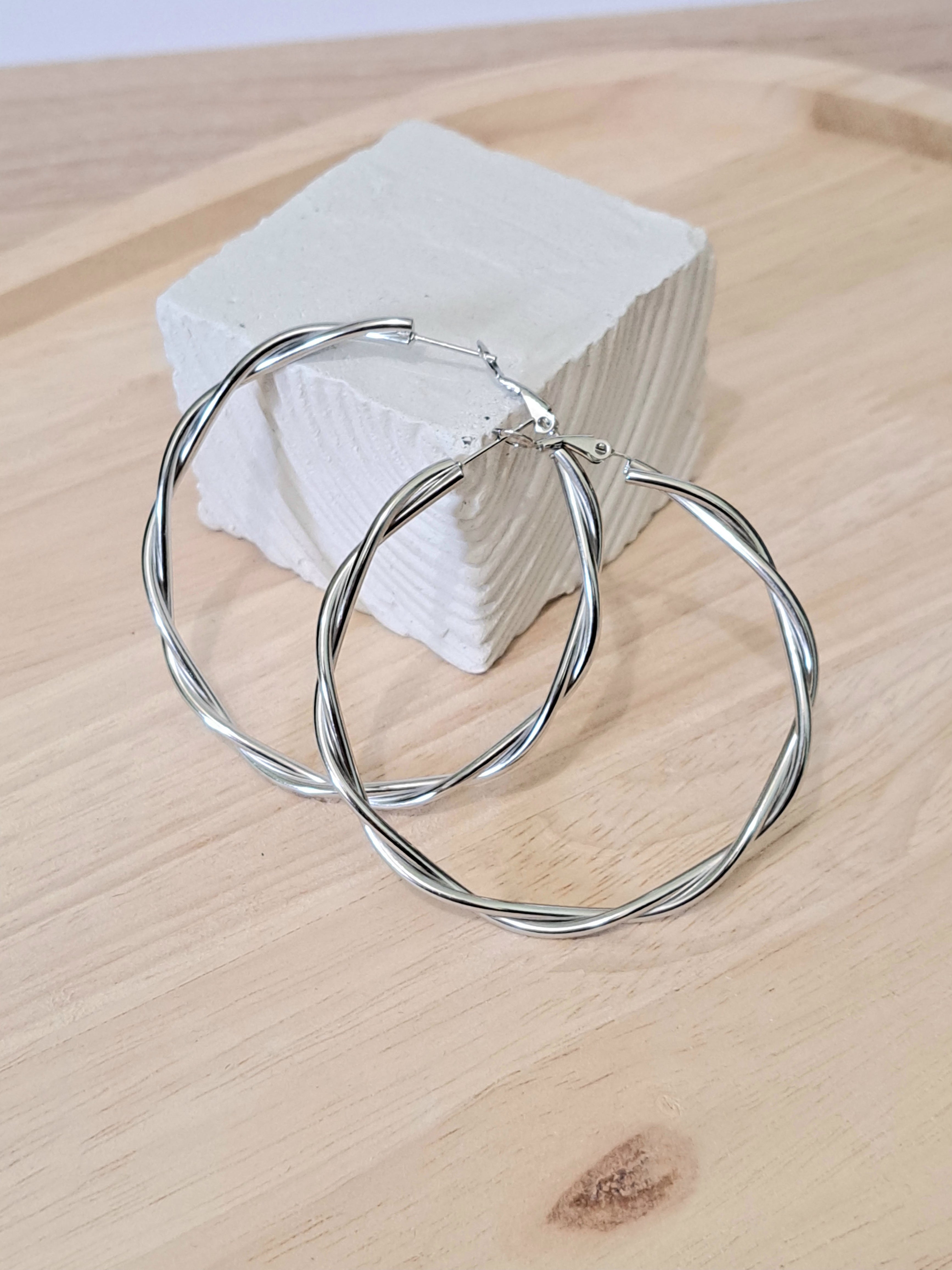 Créoles argentées effet torsadé lisse