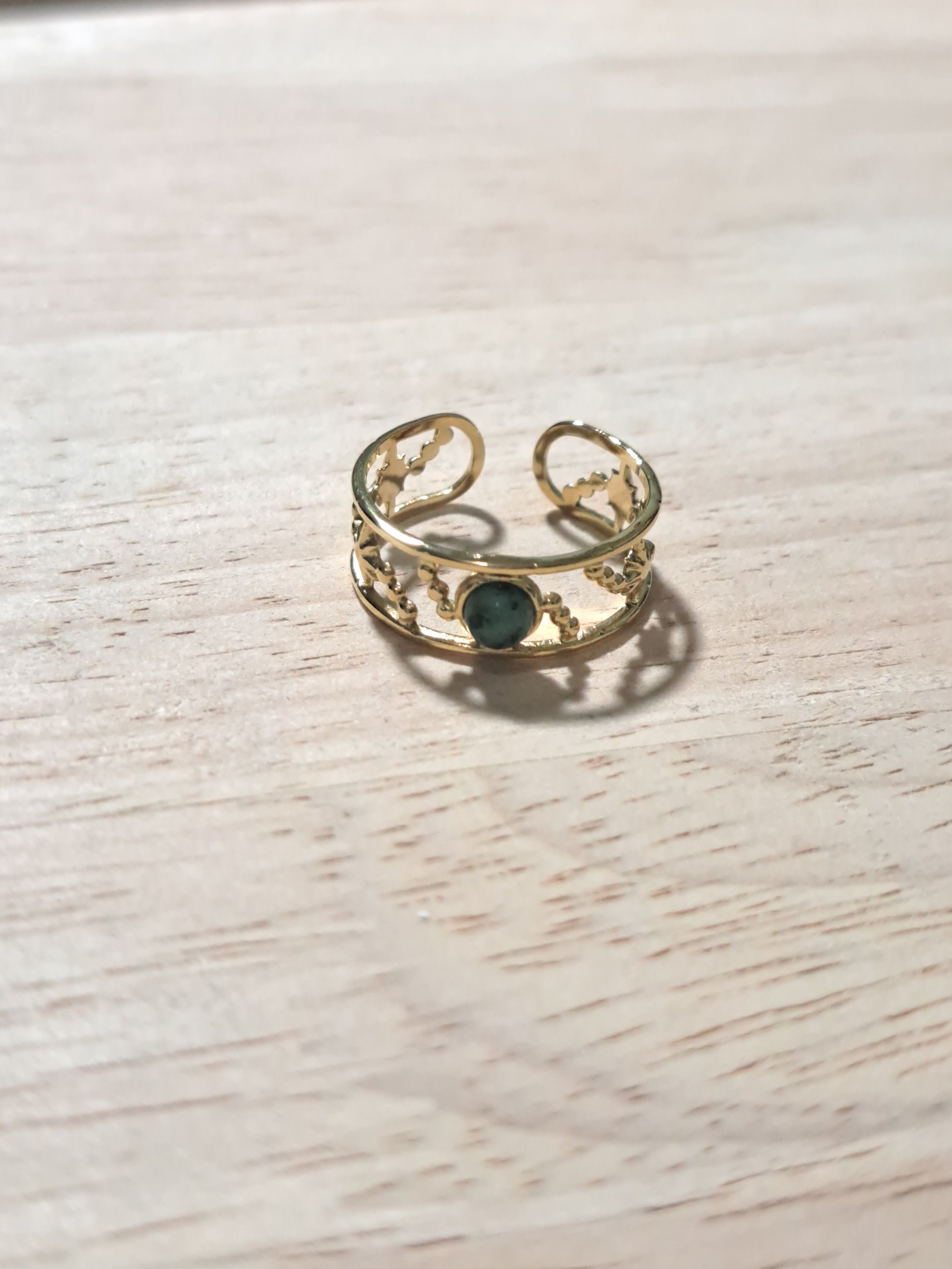Bague ajourée dorée & pierre verte