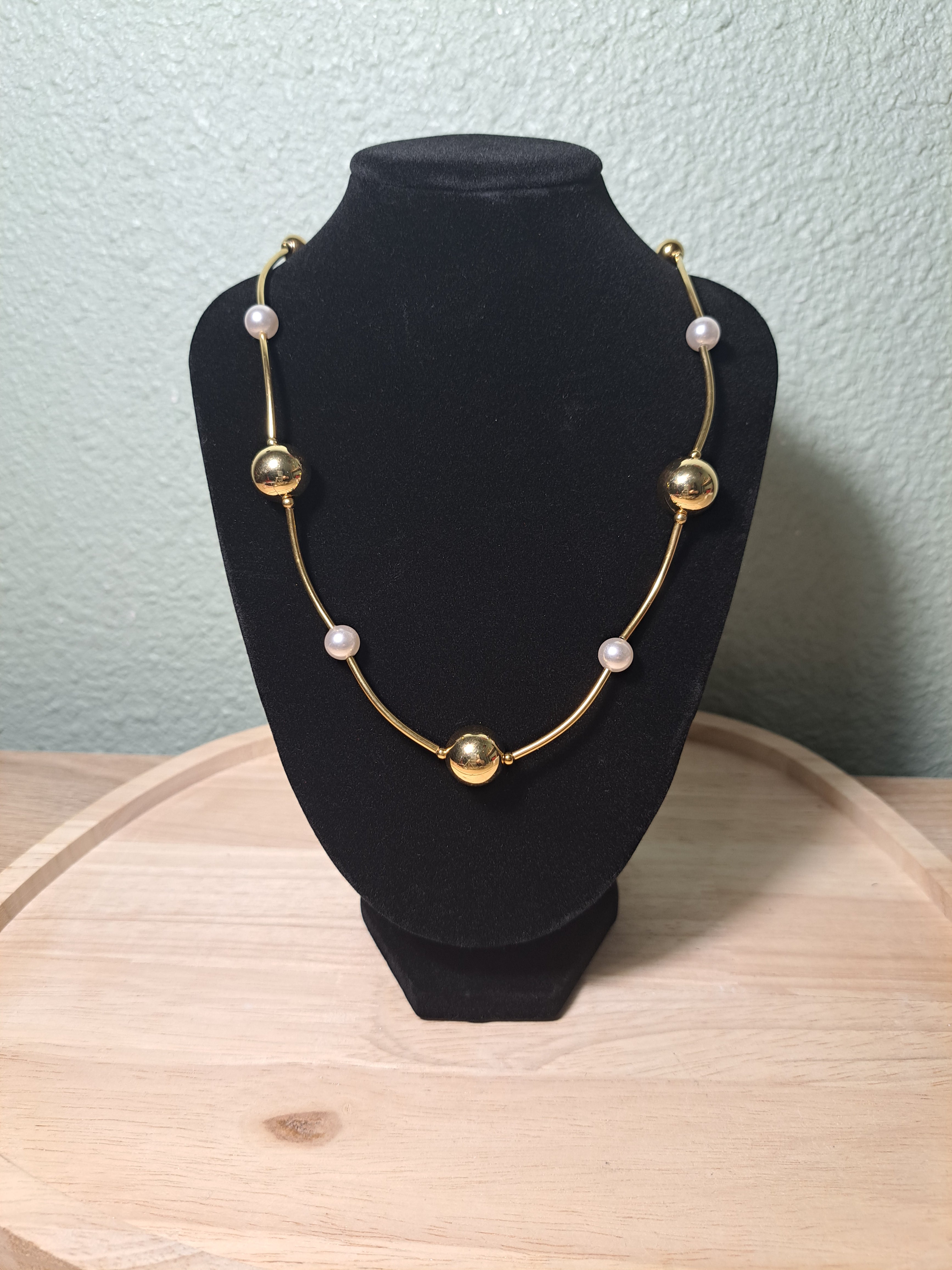 Collier Perles & Sphères Dorées