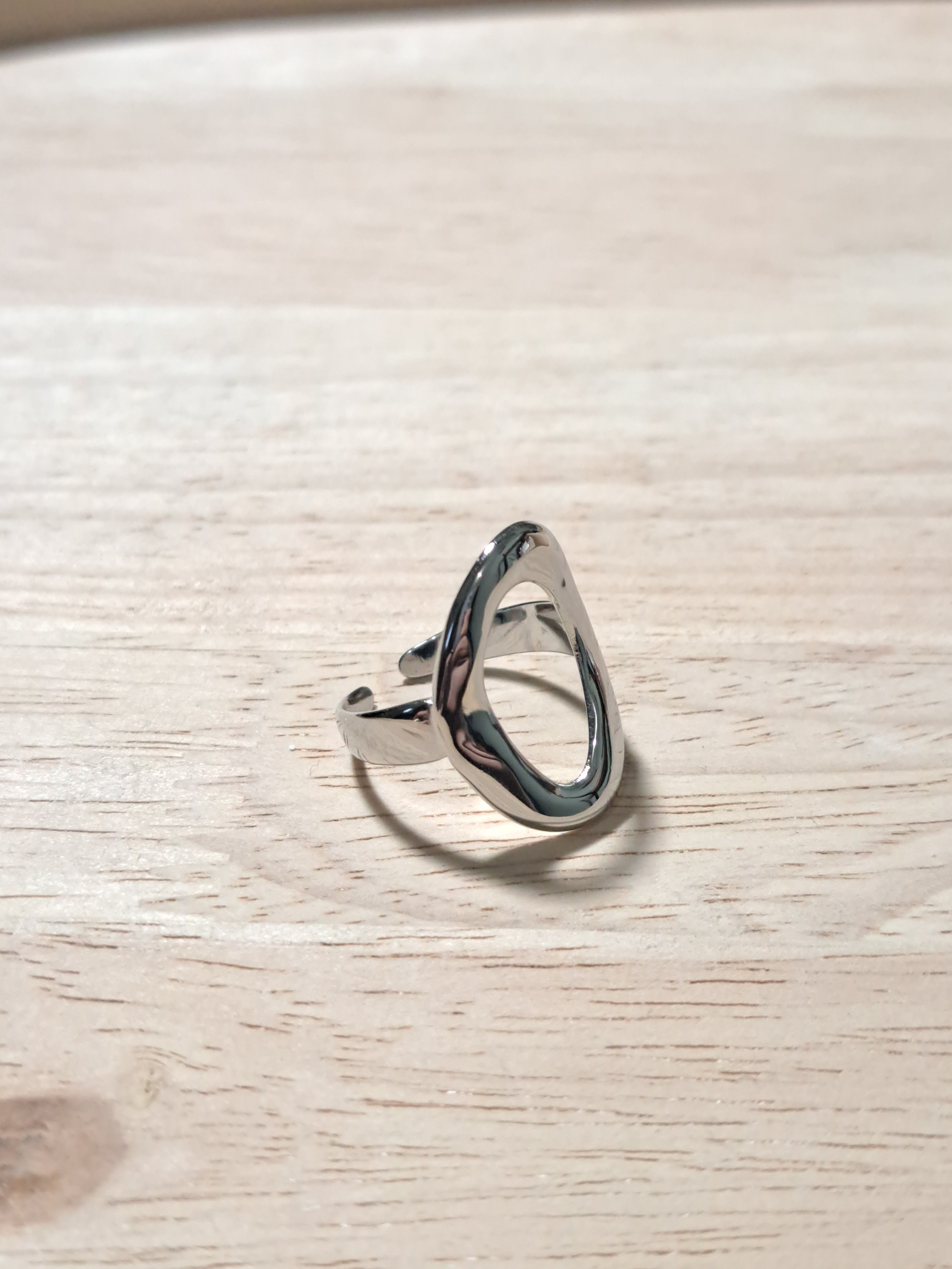 Bague argentée ajourée moderne