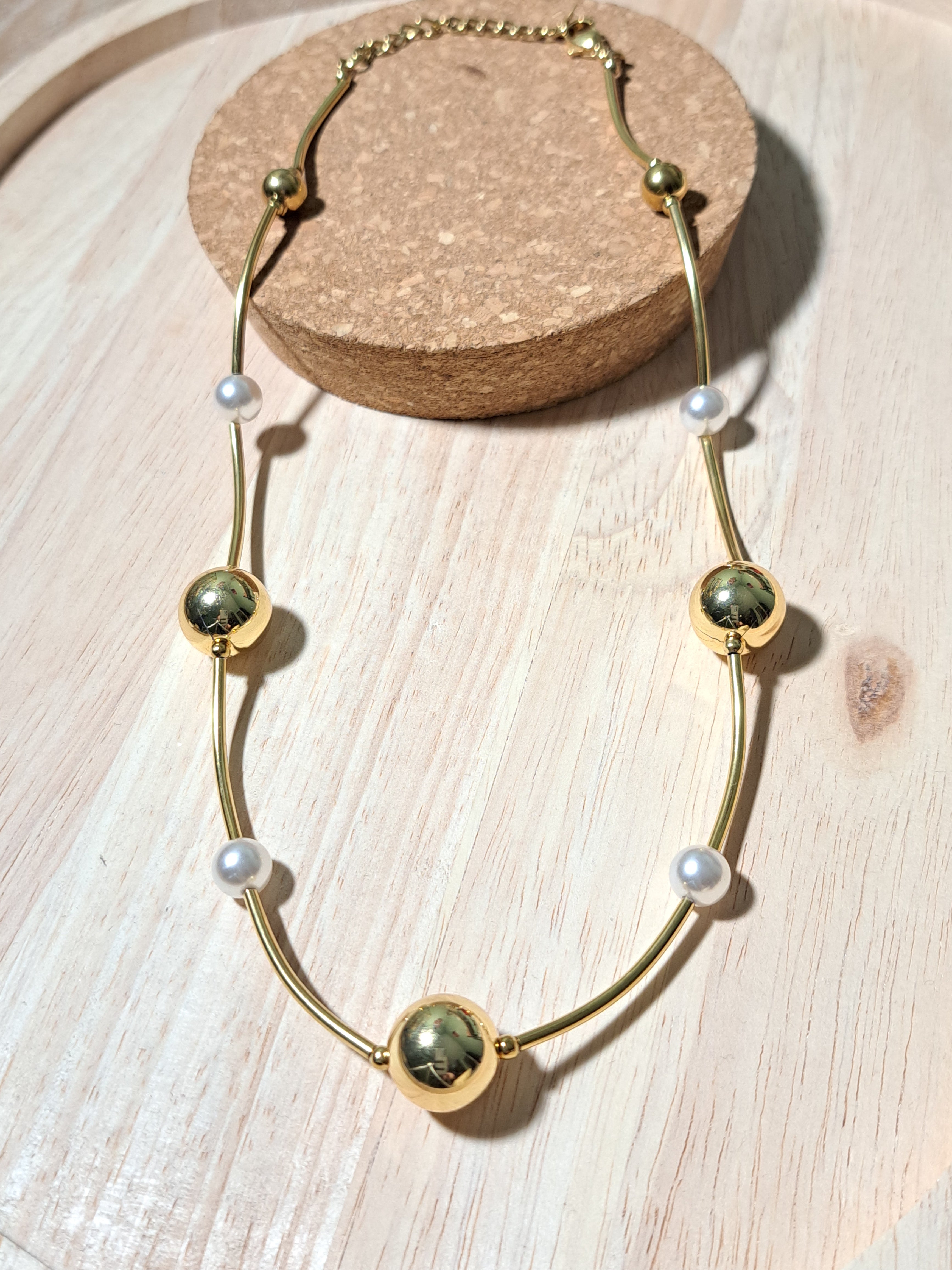 Collier Perles & Sphères Dorées