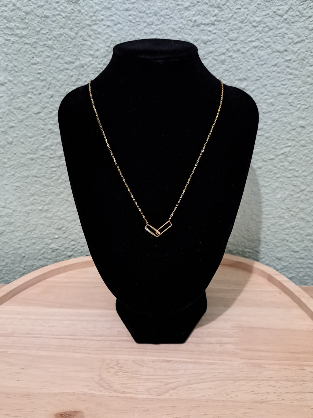 Collier doré maillons entrelacés