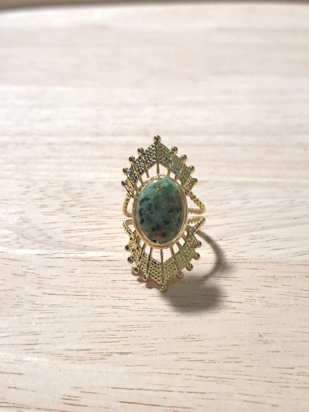 Bague dorée ovale pierre verte