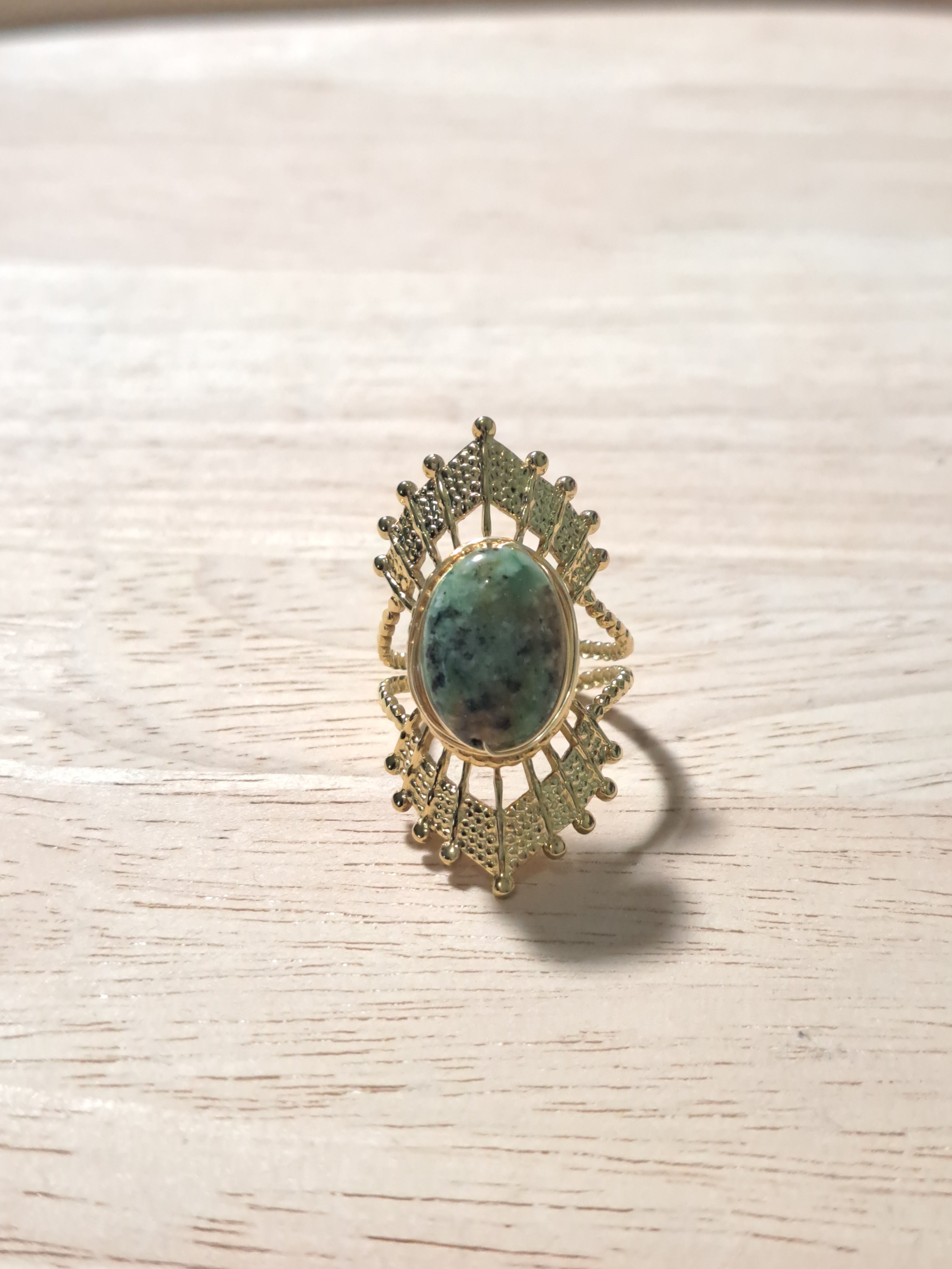 Bague dorée ovale pierre verte