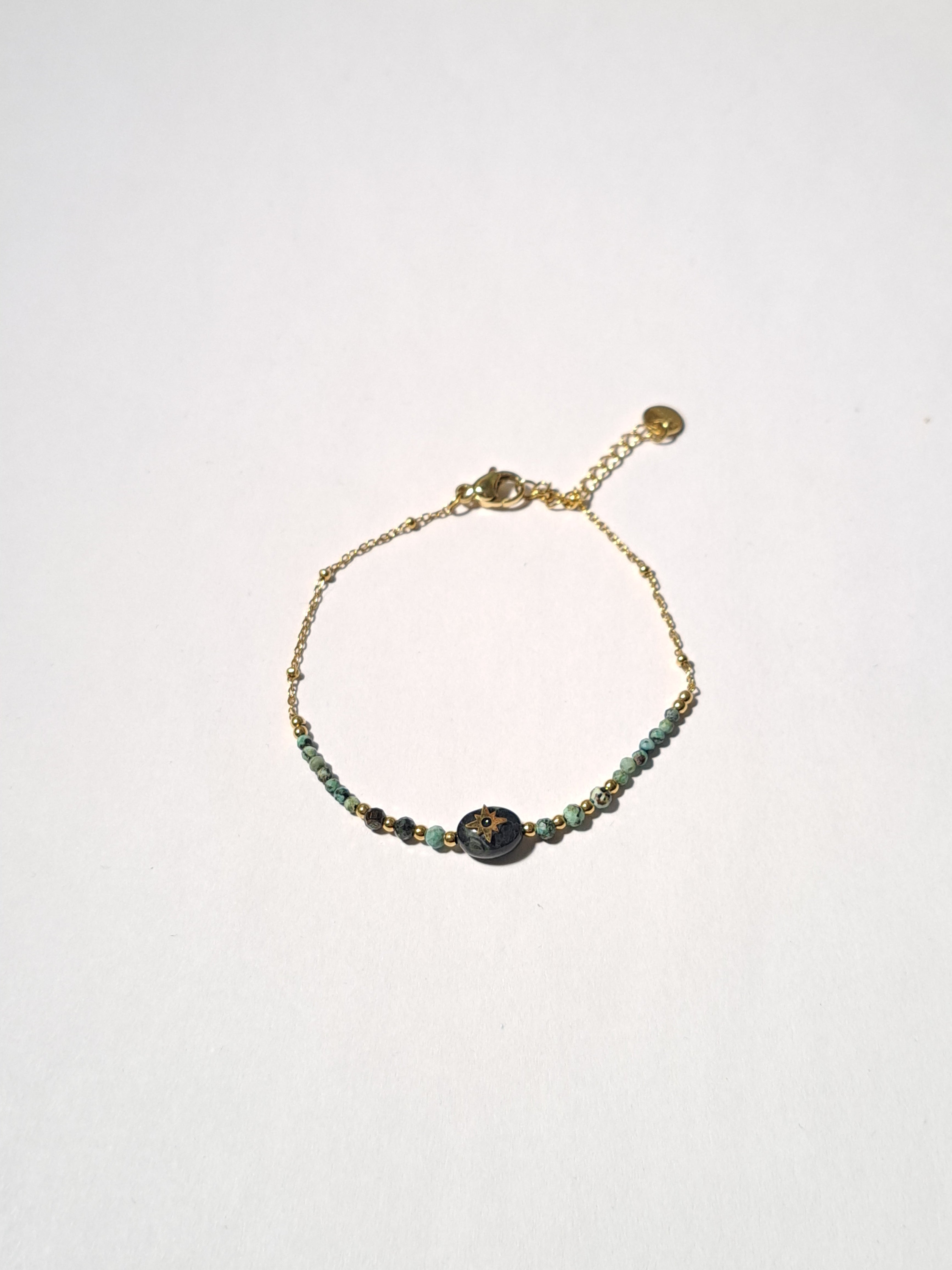 Bracelet doré – Perles vert émeraude & médaillon soleil noir