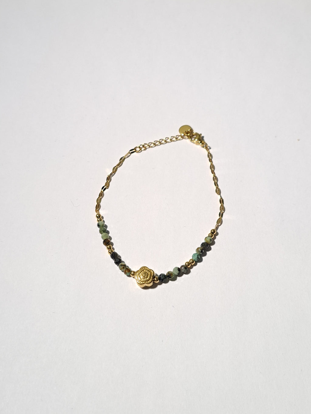 Bracelet doré – Perles vert émeraude & fleur dorée