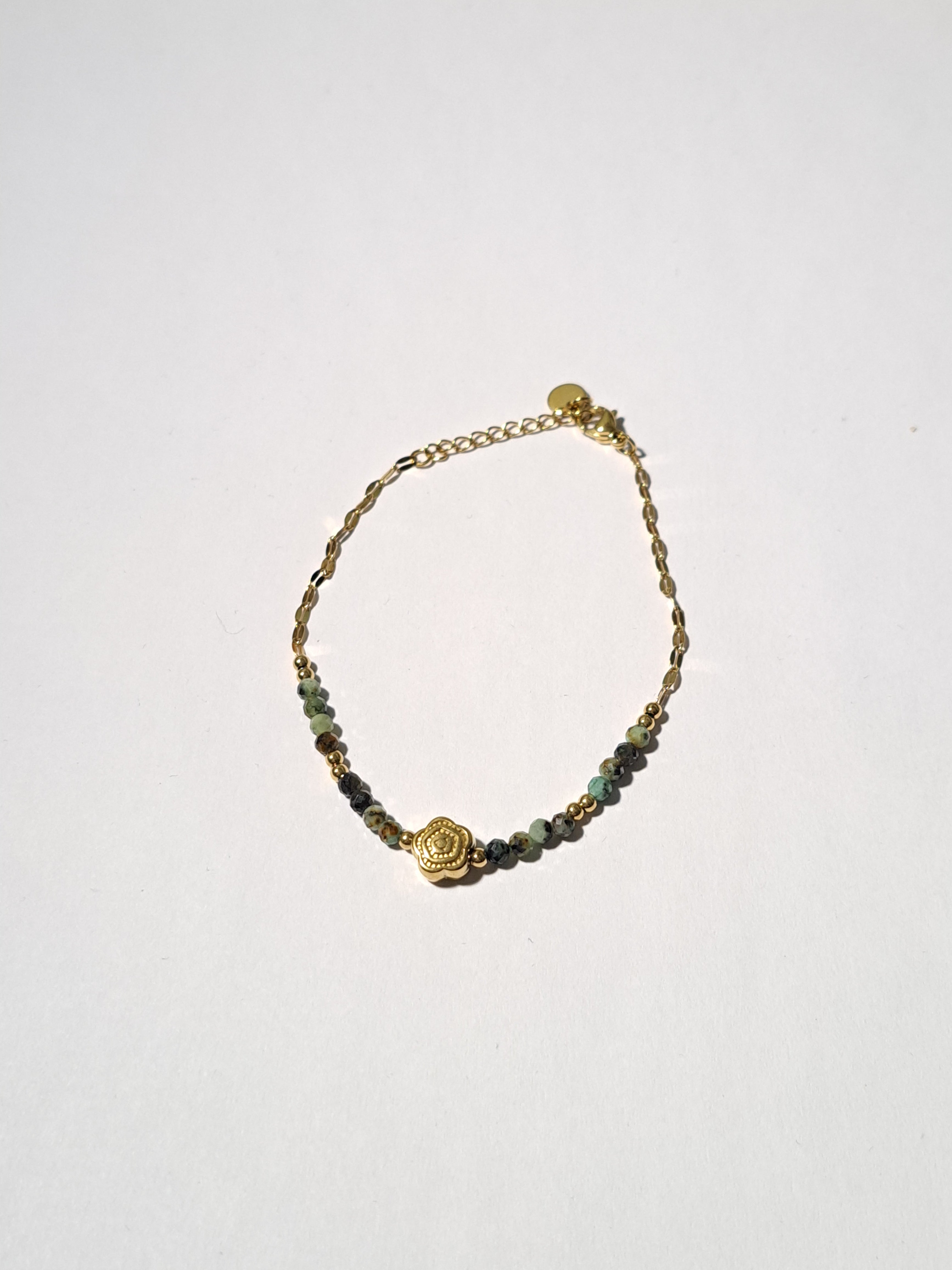 Bracelet doré – Perles vert émeraude & fleur dorée