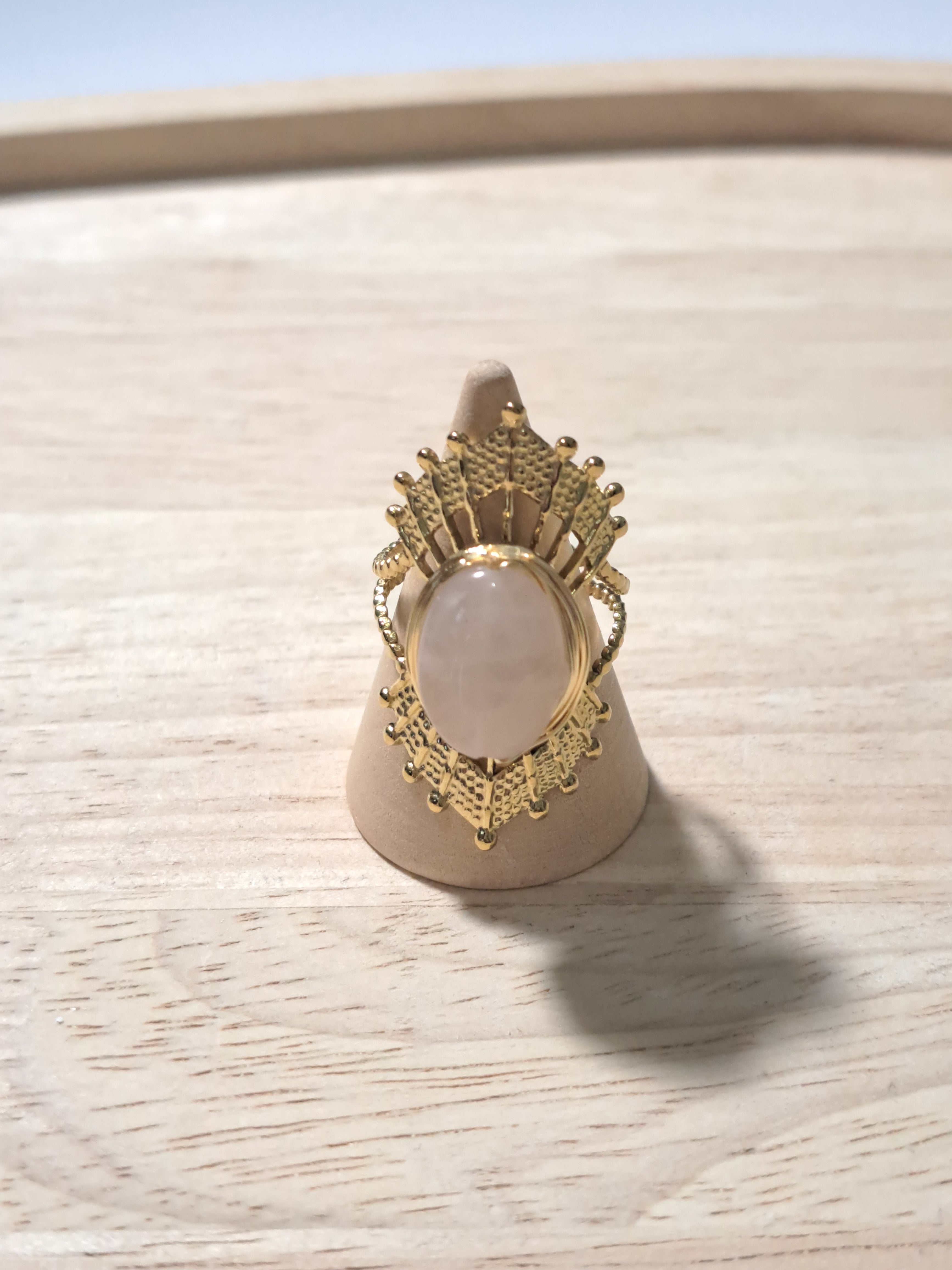 Bague dorée ovale pierre rose