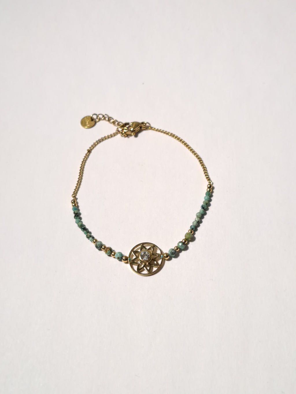 Bracelet doré – Boussole étoilée & perles vert émeraude