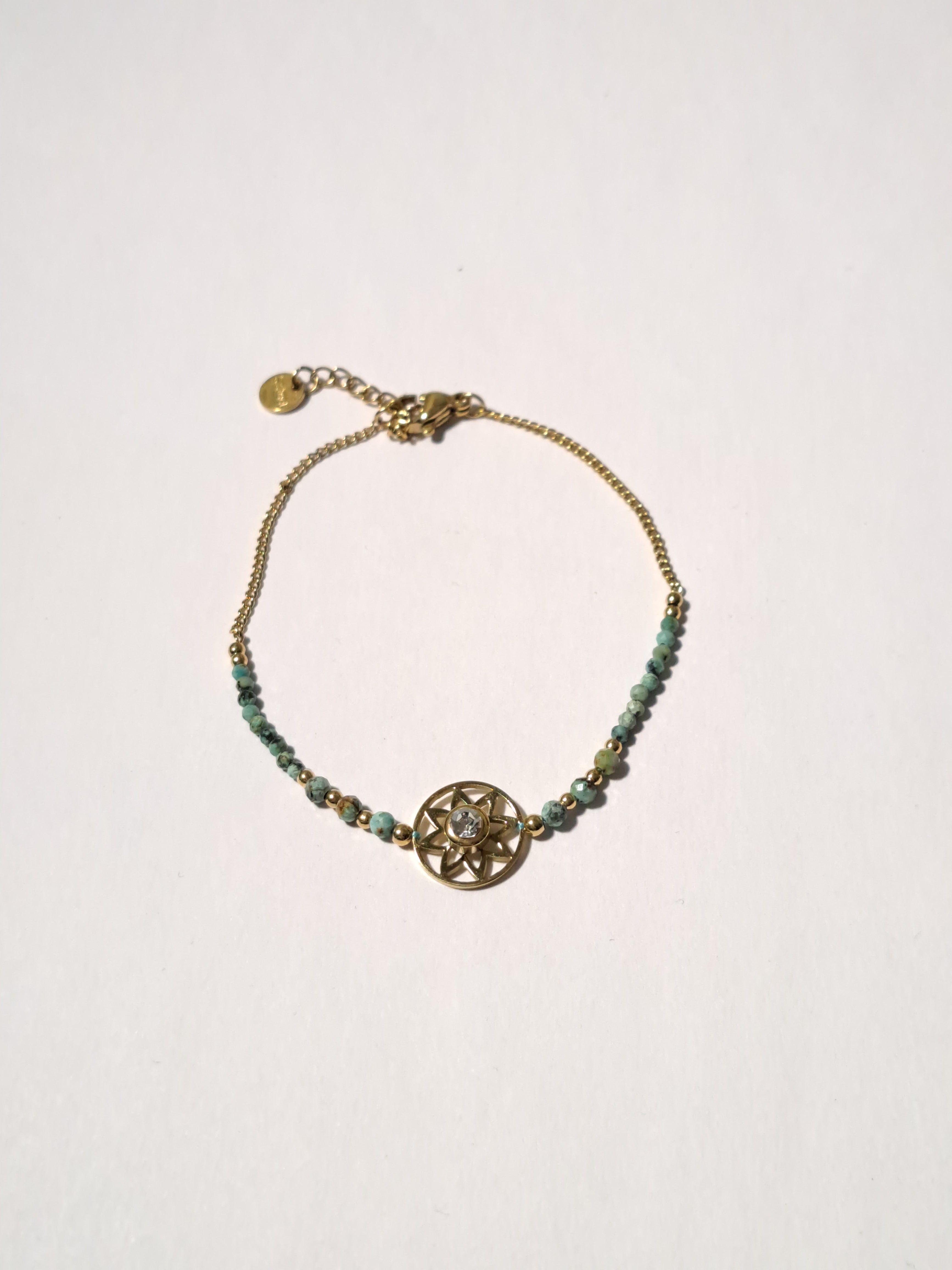 Bracelet doré – Boussole étoilée & perles vert émeraude
