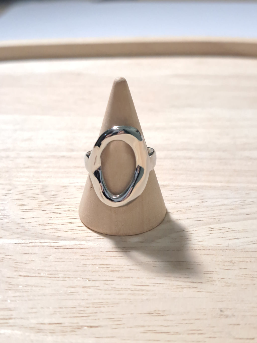 Bague argentée ajourée moderne