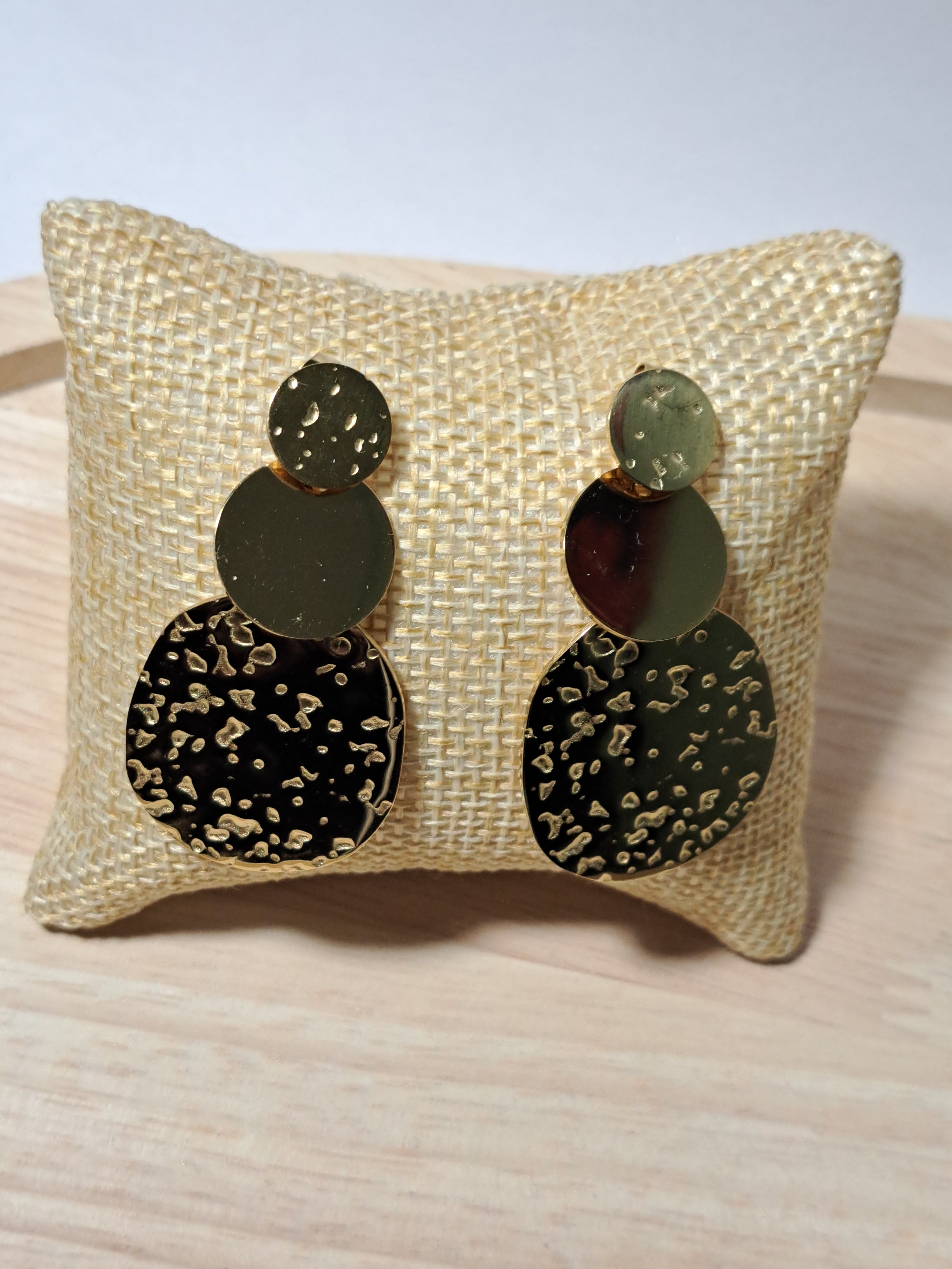 Boucles d’oreilles dorées à pastilles martelées