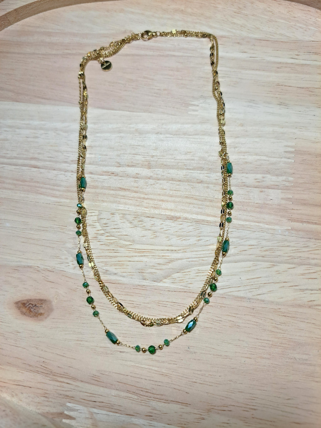 Collier doré – Triple chaînes & perles vert émeraude