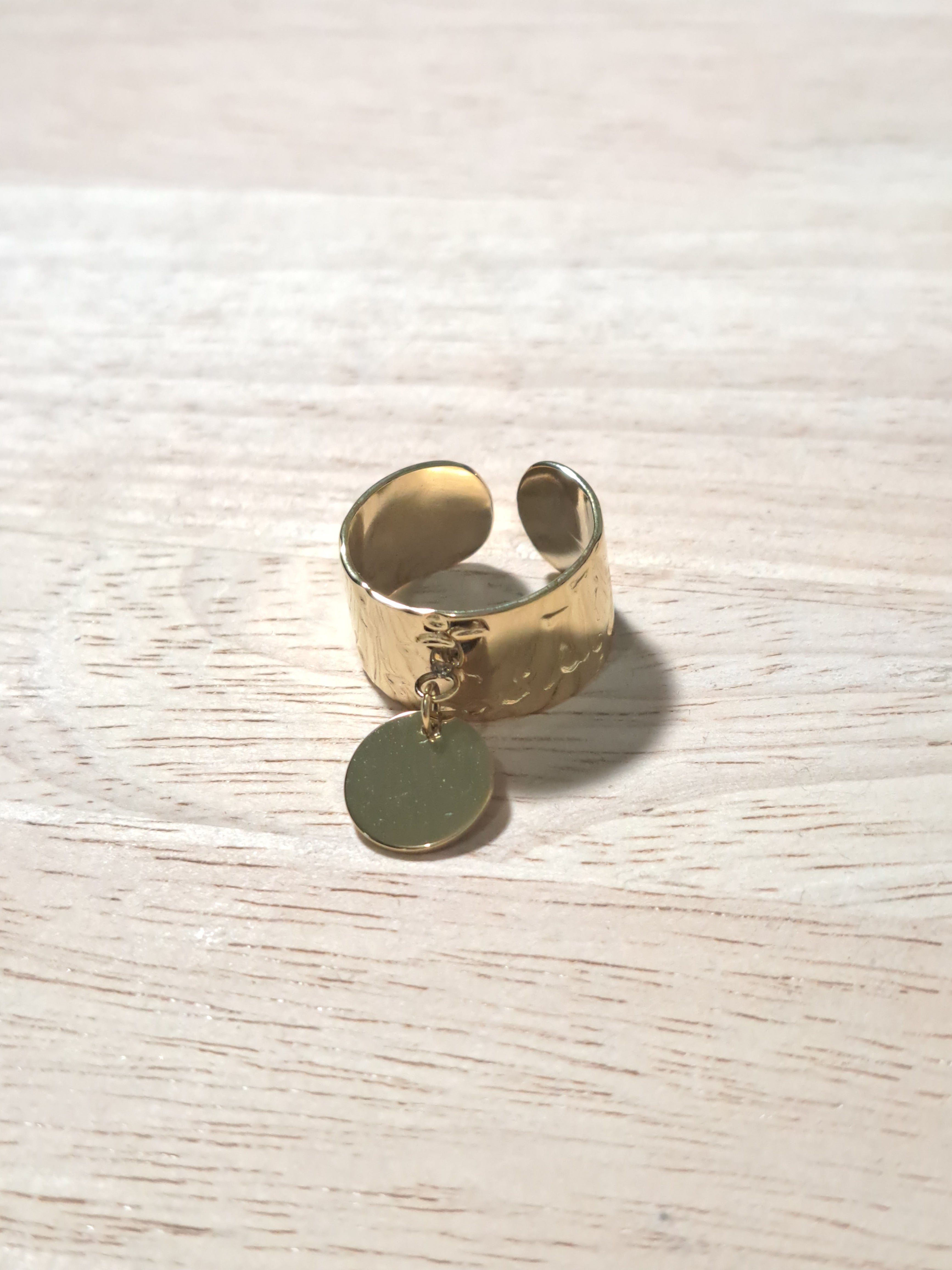 Bague dorée martelée avec pampille
