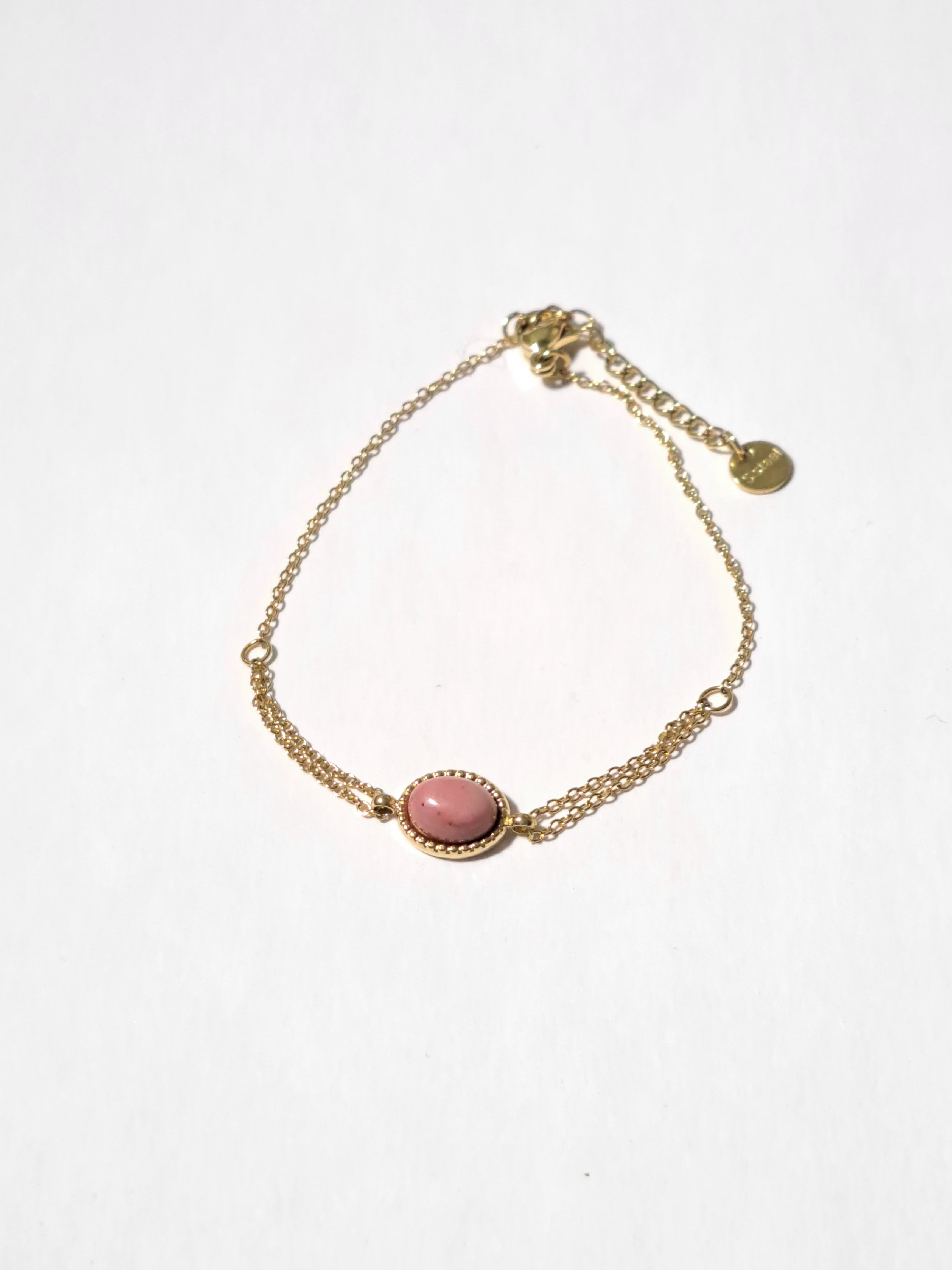 Bracelet orné d'une pierre cabochon rose