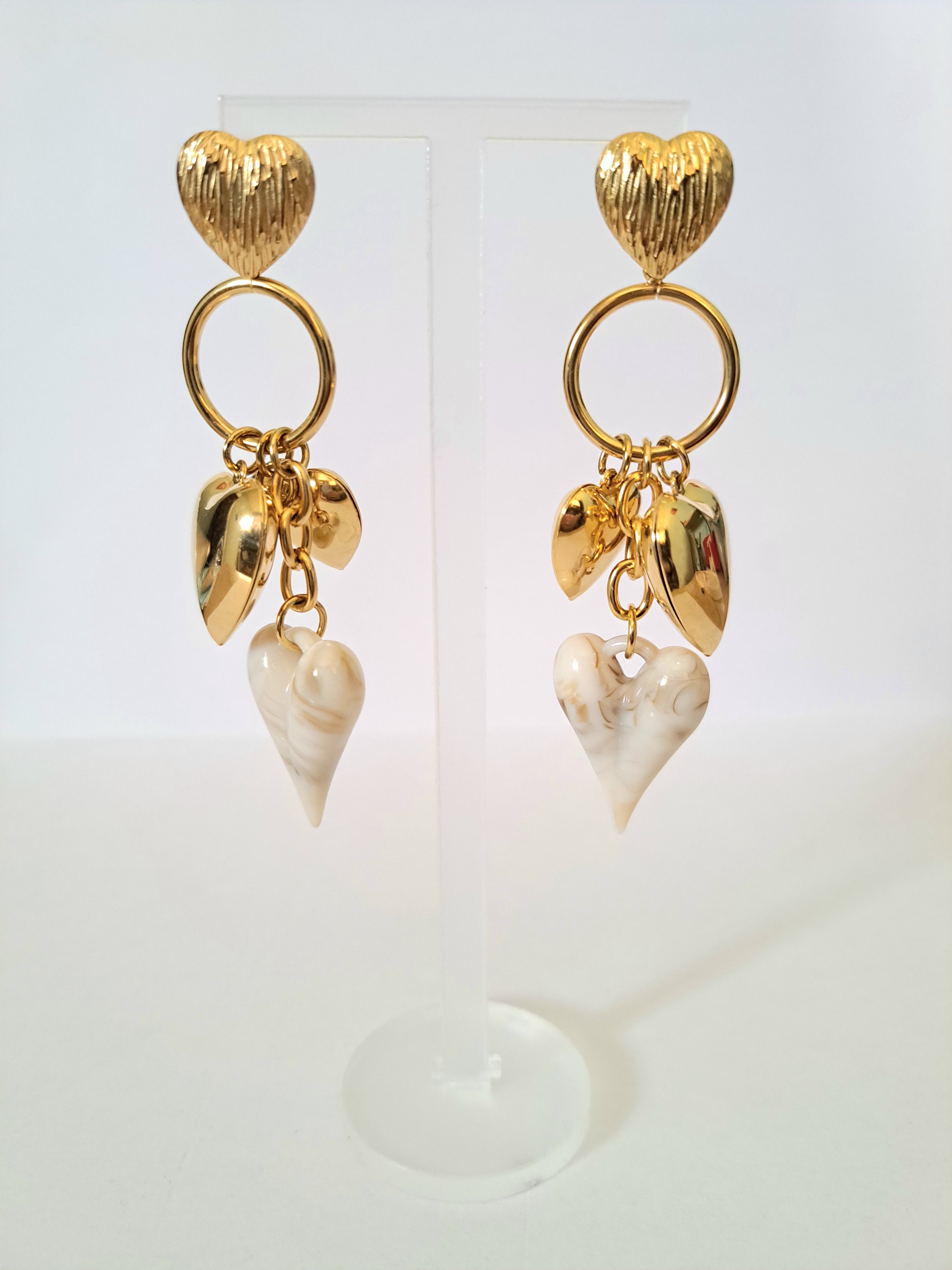 Boucles d’oreilles dorées – Cœurs dorés & pendentifs marbrés