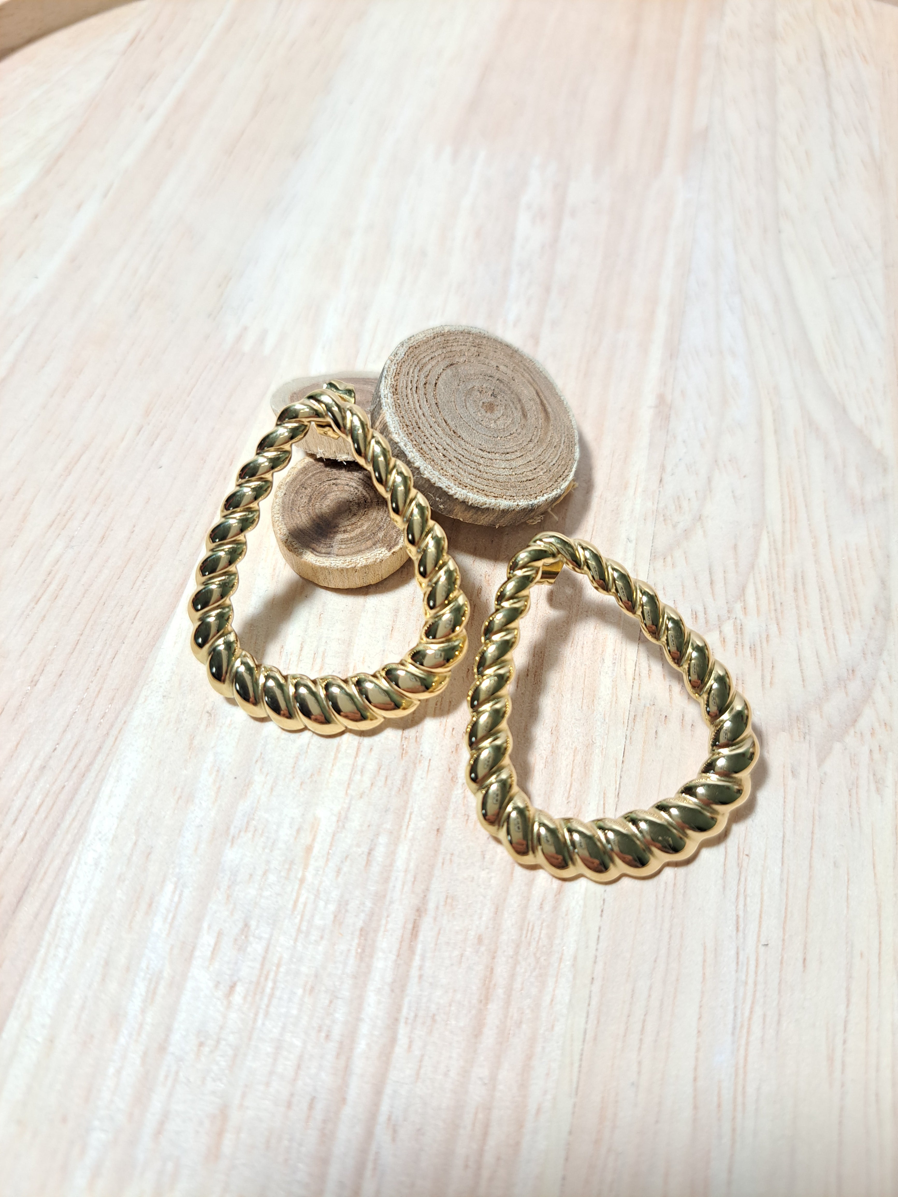 Boucles d’oreilles torsadées goutte dorée